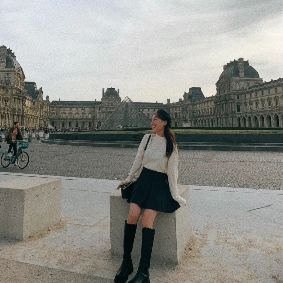 파리 다시 가야되는 이유 #이강인 🇫🇷
⠀
PSG 경기에서 메시, 네이마르, 음바페 다 봤지만 유니폼은 사지 않은 1인...🫠 이강인 선수 유니폼 사라는 신의계시 아닐지✈️ 결기 1주년으로 뉴욕가려고 했는데 파리로 바꾸고 싶어요 제발 보내주세요🙏
⠀
#집에있을걸그랬어 #안심로밍 #유플러스 uplus_mobiletv