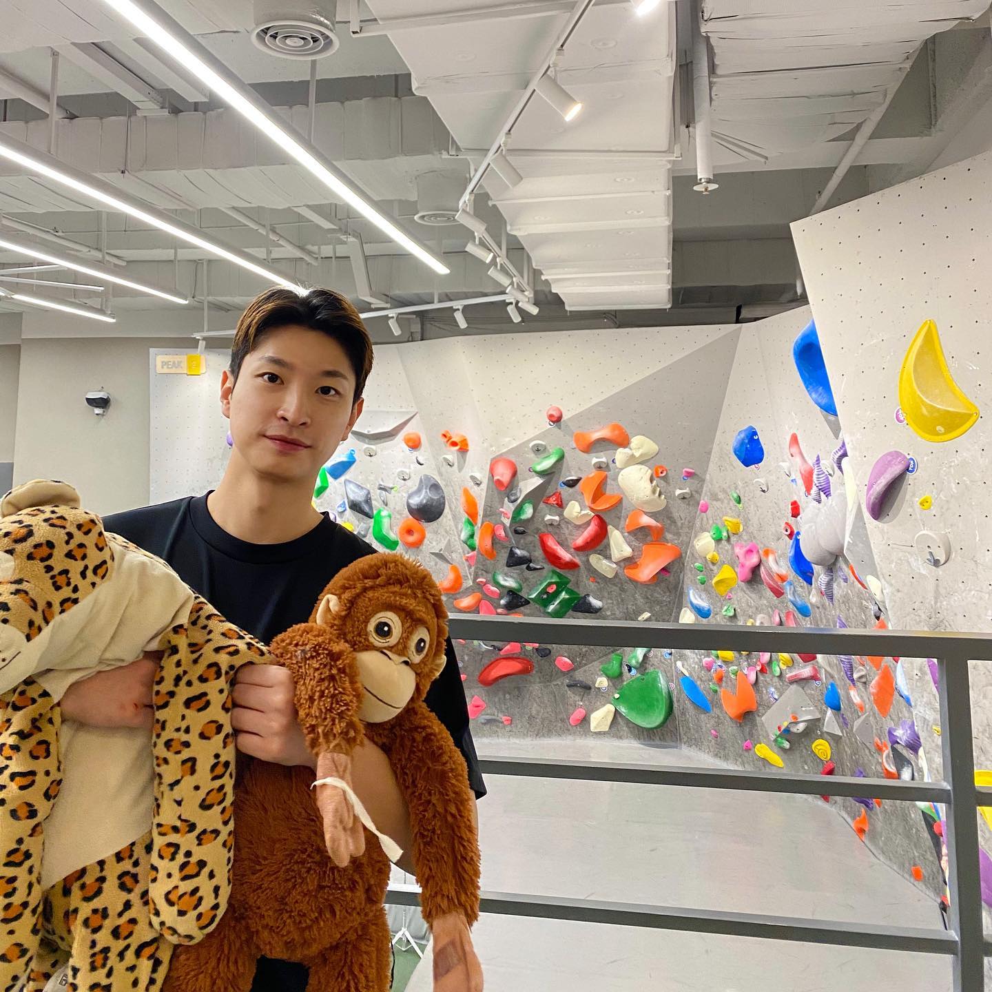 유튜버와 구독자로 만나 친한 형동생이 되어버린 r.__.jh 따라서 난생 처음 클라이밍장 다녀옴ㅋㅋ처음 하는거치고 잘한다는 칭찬에 4시간 동안 열심히 했더니 핸드폰도 못 집어들만큼 전완근 사망…😵 마지막에는 홀드 잡으면 그냥 바로 떨어짐(영상참고)ㅋㅋㅋㅋ어제 냉장고 문 못열고 지갑 떨어뜨리고 아빠한테 젤리 까달라고 하고 난리도 아니였음 다행히 하루지나니까 꽤 괜춘😉 요즘 어쩌다보니 여러가지 운동을 접해보고 있는데 클라이밍 존잼 가끔씩 해봐야지!!
#클라이밍 #피커스종로 #또갈래 #못푼문제생각남 

I went to a climbing gym for the first time in my life. 😵 At the end, if I hold the hold, it just falls off (see video). I have to try it sometime!!
