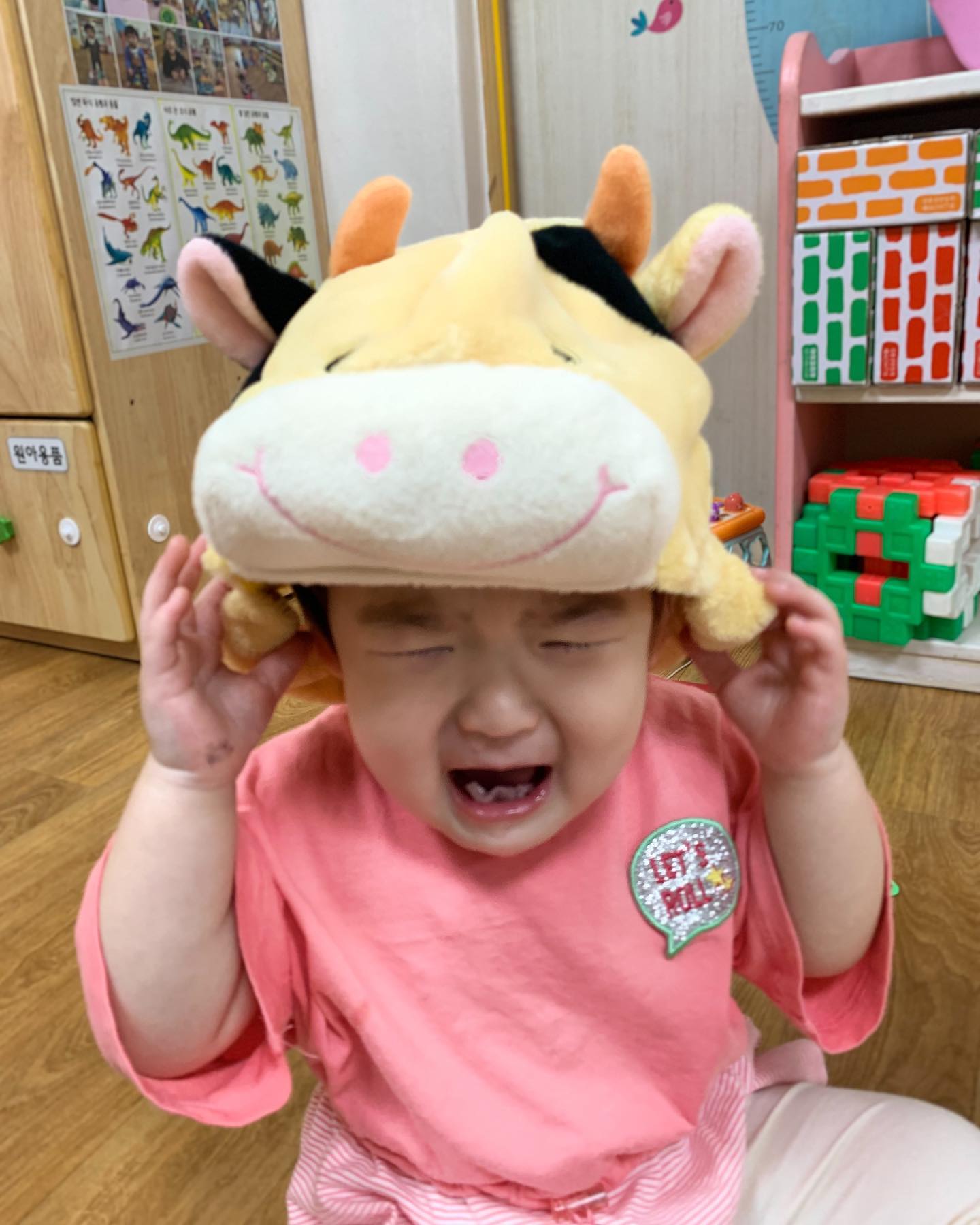 #오늘의이서

키즈노트 속 어린이집에서
사회생활(?) 하는 이서 모습

좀 낯설다 아니 사실 아주 많이🙄

#집에서도그반만큼만보여줘
#내딸인듯내딸아닌내딸같은너
#이서의이중생활
#어린이집가는거좋아하는애
#하지만머리에뭐쓰는건싫다
#싫은건싫은거다
#자기주관뚜렷한아기
#17개월아기 #이서일상
#육아스타그램 #아기스타그램
#followforfollowback #daily
