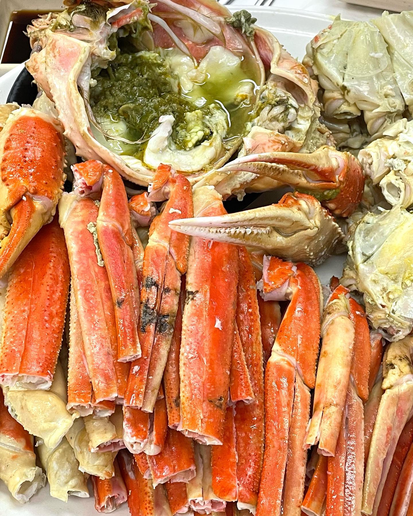 #보냠냠_노량진 #노량진수산시장
범냠냠이 손꼽아 기다리던 대게파티한 날 🦀🦞🦐 (대게 이모지는 왜 없는 것인가,,) 대게는 둘이 먹는 것보다 여럿이 먹는게 더 꿀맛❤️ 넷이서 야무지게 노량진 뿌셧구용🪄 1층 수산센터에서 대게랑 가리비 사면 2층 식당으로 안내해주신당 ,, 이제 하염없이 기다리면 되는데 왜 안나와! 할 때쯤 서비스로 주셨던 새우소라찜 드루오고~ 그다음에 가리비 버터구이 드루오고~ 마지막으로 주인공 대게찜 선수입장이요~ 오래 기다리지만 한입 먹는 순간 기다린 거 바로 싹 잊혀지고 천당이여요 🙏🏻 꼬숩고 담백하구 넘나 최고 ㅠ 말 없이 먹게된다구,,🤍 내장은 대게 살두 찍어먹구 하다가 나둥에 게딱지밥으로 선택 아닌 필수!! 💗 배불러도 계속 먹게 돼~~ 철 지나기 전에 한번 더 츄라이 하고싶다~~ 

제 점수는요 #_🥄🥄🥄🥄🥄