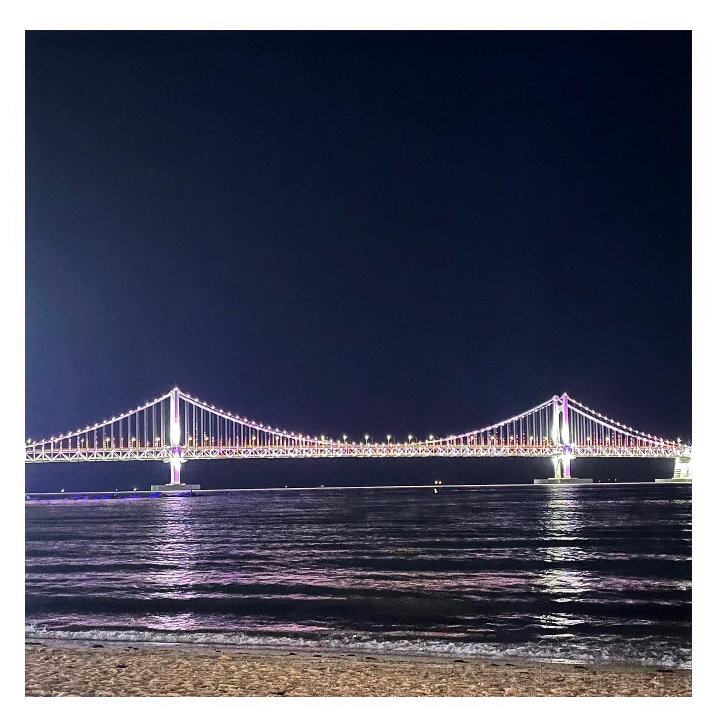 세상이 하나같이 다 미운 날이었다. 잔인하고 잔혹하고 모든 것이 원망스러운 그런 날이었다. 나의 세상은 아무것도 아닌 돌멩이에 무너졌고 그렇게 쉽게 무너진 내 자신이 싫어졌다. 속에서 계속 맴도는 말은 ‘한심해. 실망스러워. 그것밖에 못하면서. 말로만 그런거네. 별거 아니었네. 실패자네. 난 최악이야.‘ 와 같은 나를 향한 비난의 말들이었다. 단 하나의 돌멩이. 그렇게 모진 돌멩이도 아니었다. 그냥 어쩌다가 굴러 던져진 돌멩이. 평소 같았으면 그저 스쳐지나갈 돌멩이었다. 나는 그것을 거대하게 키웠고 의미를 부여했다. 그러자 그 작은 돌멩이의 속은 점점 더 가득 차서 어느새 큰 바위만큼의 무게를 지니게 되었다. 그런 돌멩이가 나의 세상을, 나의 마음을, 그리고 나의 불안을 뒤흔들어 두었다. 흔들린 마음은 쉽게 중심을 잡지 못하였고 쏟아지는 불안은 한여름의 폭우와 같았다. 이러지도 저러지도 못하는 마음에 온몸의 힘이 빠져나가 뙤약볕 아래의 나는 비틀거리며 계속 길을 걸어나간다. 속으로 다시 읆조린다. ‘별것도 아닌 돌멩이가...’ 수 없이 같은 부분만 읆조리다가 말문이 막힌다. 별것도 아닌 것이 아니었다. 큰 의미, 큰 형태, 큰 돌멩이. 어쩌면 내게 새로운 미래를 꿈꿀 수 있게 해주는, 또 다른 기회를 가져다 줄 그런 돌멩이었다. 뒤를 돌아보니 내가 걸어온 자리에는 돌멩이의 파편들만 가득했다. 그제서야 ’아 깨져버린 것은 내가 아닌 돌멩이었구나.‘라는 생각을 하기 시작한다. 한참을 멍하니 서서 쳐다보다 다시 나의 갈 길을 가기 시작한다. 그깟 돌멩이. 
-
사람은 나약하고 나약하다. 작은 기대는 점점 몸집이 커져서 거대한 기대감을 품게 되고 그 기대감은 삶을 쥐락펴락한다. 기대감은 불안이 되고 그 불안은 마음 속의 폭풍이 되어 정신을 차릴 수 없을 정도로 휘몰아친다. 하지만 우리는 계속해서 살아가는 사람이기에 살아간다. 쏟아내리는 폭우 속에서도, 뜨거운 뙤약볕 아래에서도, 날카로운 파편을 걸으면서도, 작은 돌멩이를 맞아도 우리는 또 다른 하루를 위해, 또 다른 나를 위해 살아간다. 그러니 주저앉지 말자. 잠시 숨을 고르고, 현재 나의 모습을 살펴보자. 나는 정말 최악인가? 나는 정말 실패자인가? 나는 과연 그렇게 한심한가? 어쩌면 오늘은 최악이고 한심할 수 있지만 오늘 하루가 나를 평가하는 날은 아닐 것이다. 그러니 살아가자. 나를 위해. 나의 내일을 위해.