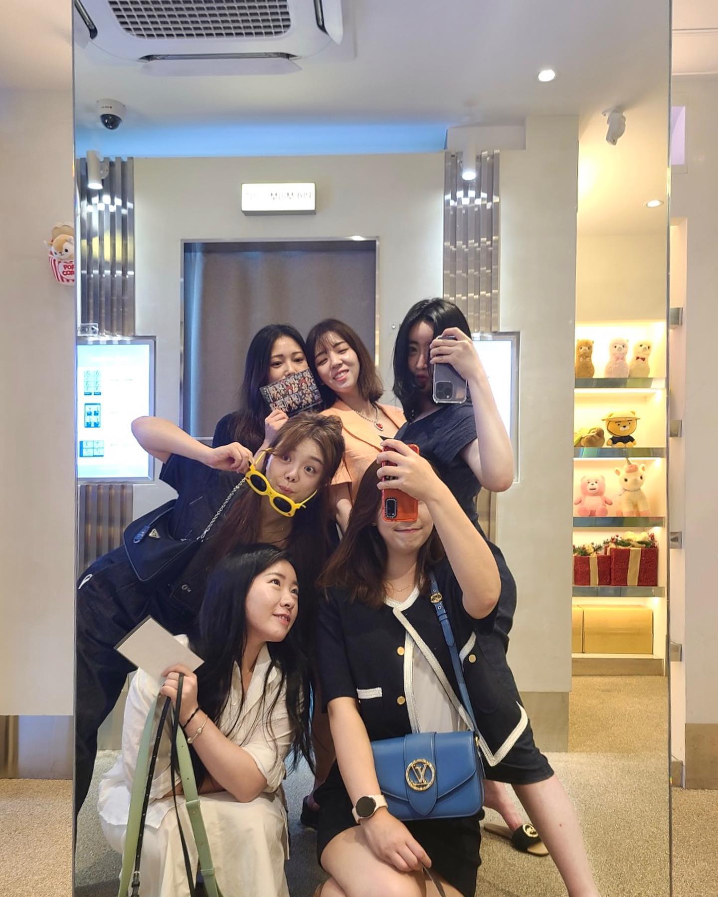 𝙎𝙤𝙣𝙜’𝙨 𝘽𝙞𝙧𝙩𝙝𝙙𝙖𝙮♥

오랜만에 사진 투척٩(๑˃̶͈̀◡˂̶͈́๑)۶ 
나트랑 간 근0이를 그리워하며,,,