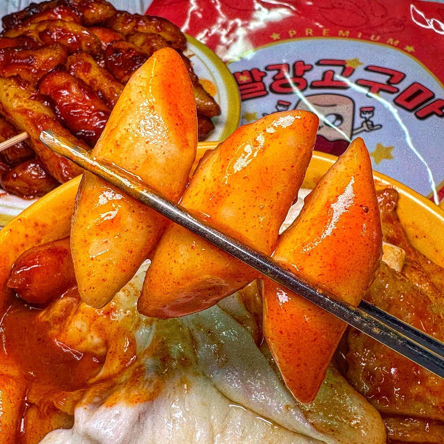 협찬❣️통통 말랑쫄깃한 또뽀끼❣️
빨고떡 아직도 안 먹은사람 언능와여
.
.
🥣#빨강고구마떡볶이
.
.
인친님들 사이에서 소문자자한 빨고떡❤️
아직까지 못 먹어봤던 나 반성해~🥲

맵찔이도 정말 맛있게 먹을 수 있는 순한맛 택‼️
아주 사알짝(맵찔이기준) 매콤하고 달달한 양념이
입에 촵촵 감기면서 중독성 무슨일이야?🥹?!

구운 꿀고구마가 소스에 퐁당💦 들어가
인위적인 단맛이 아니라 은은하고 감칠맛나는
달달함이라 입이 자꾸 원하는 맛🧡

쫠깃통통한 떡 식감도 좋코 특히 부산어묵을 사용하여 
어묵 퀄리티도 매우 만족😆 손질도 깔끔한건 물론,
멸치육수까지 함께 보내주셔서 간편해서 더 좋아💜

#소떡강정 도 겉바속쫄로 기름에 튀겨 양념을 입혀주니
징짜 #맥주안주 로 딱이야🥰 너무 맛있어어💙
.
.
#떡볶이수혈 요즘 못 하셨어요?
#빨고떡 으로 신속히 수혈 고고링 하세요 :)
.
.
.
🥣bbargang_2
🥣빨강고구마떡볶이 밀키트₩7600
.
.
.
#성장기삐야긔
#떡볶이 #떡볶이밀키트 #떡볶이맛집 #떡볶이투어 #밀키트
#밀키트맛집 #밀키트추천 #떡볶이추천 #소떡소떡 #소떡
#간식 #간식추천 #간식맛집 #로제떡볶이 #황치즈떡볶이