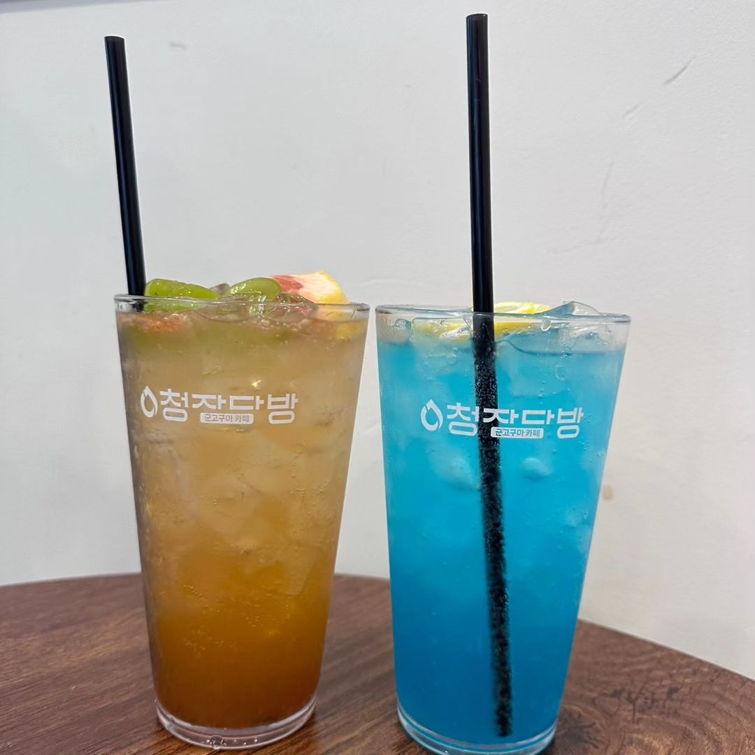 오랜만이에요ㅠㅠ
더운 여름날 시원한 음료수
한잔 하고 있습니다🥰

음료수를 알아맞춰보세요ㅋㅋ
아마 왼쪽꺼는 쪼오끔 어려울거에요😊
.
.
.
.
.
#카페나들이 #시원한음료 #당진나들이 #음료수 #에이드 #알아맞춰보세요 #카페그램 #카페카페 #카페투어 #평일일상 #평일카페