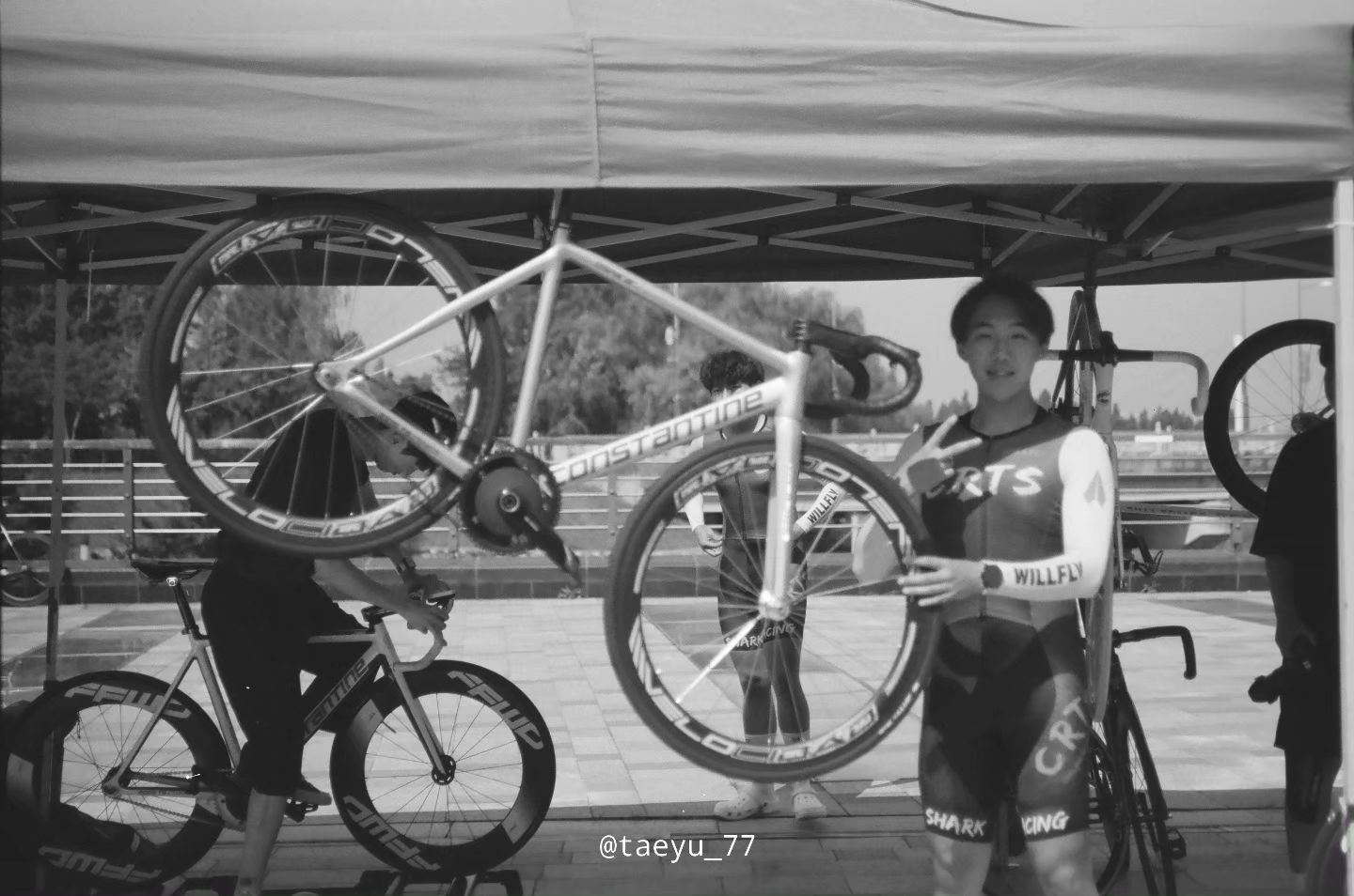 이땐 몰랐지 내가 낙차할줄...
콘스탄틴 타세요❤️
constantinebike_korea