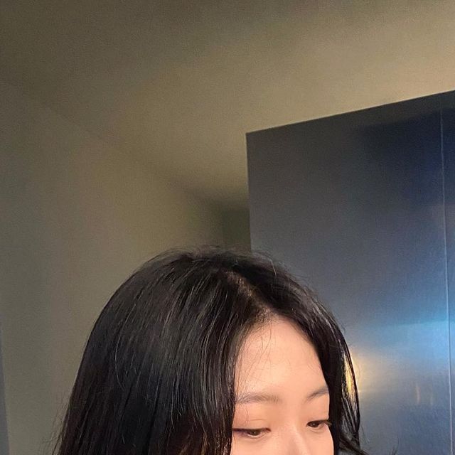 배윤서 on Instagram: ”#광고 강남 향수공방 닷노트에서 향수체험 해봤는데 내가 좋아하는 향들로만 선택해서 만든 향이라 더 손이가는 향수 만들었어요 매장 분위기도 차분하고 예뻐서 데이트 코스로도 추천해요¨̮”