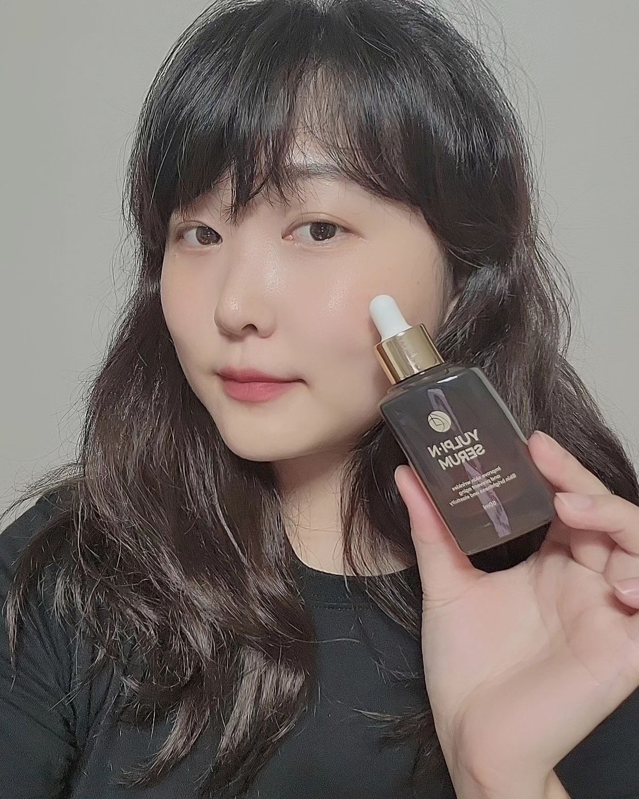 #협찬
햇빛이 강한 여름철일수록 더 잘 해야되는 피부관리
가뜩이나 점점 늘어나는 주름과 주근깨 기미로 미백 제품을 찾다가
쓰게 된 여름철 필수 피부관리 아이템 [율피앤 안티에이징 세럼]이에요
끈적임 없이 묽은 제형이라 가볍게 발리면서, 빠르게 흡수되는데
밤 속껍질인 율피를 주성분으로 하는 고농축 세럼이라 그런지 오랫동안 촉촉함이 느껴졌어요👍

동의보감에 노인의 주름도 펼 수 있다고 기재되어있는 전통적인 안티에이징 원료로
아침, 저녁 두번의 사용으로 피부의 시간은 스탑! 

주름 미백 이중 기능성 제품이지만,
이것뿐아니라 주름개선, 미백, 모공, 탄력, 잡티제거 등 8가지 항목 임상실험을 획득했더라구요~
얼굴 피부톤이 바뀌는 데 
오래걸릴거 같지만 필요한 시간은 단 2주라던데 어떻게 바뀔지 기대되는거 있죠? 

보습감과 피부톤, 주름개선까지 한번에 관리되는 토탈 솔루션 세럼인 율피앤 세럼

✔️✔️1+1, 2+1 할인행사 프로모션도 진행한다고 하니
관심있는 분들은 꼭 확인해보세요

#율피앤 #세럼 #에센스 #앰플 #안티에이징 #미백 #주름개선 #이중기능성 
#화이트닝 #톤업 #보습세럼 #피부관리 #코덕 #뷰티 #뷰티스타그램 #일상
#daily #selfie #여름화장품 #메이크업 #여름휴가필수템 #선팔 #맞팔 #소통 #일상 #데일리 #뷰티템 
#휴가 #장마