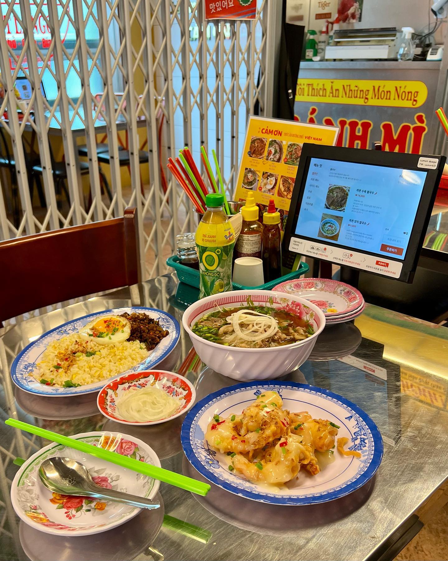 #까몬동성로점
⠀⠀⠀⠀⠀⠀⠀⠀⠀⠀⠀⠀⠀⠀
대구 동성로에서 정통 베트남 음식을 맛볼 수 있는 곳이 있다고 해서 다녀왔습니다〰️ 베트남 음식뿐만 아니라 아시아푸드를 기반으로 요즘 핫한 곳인 ❛ 까몬 동성로점❜ 
⠀⠀⠀⠀⠀⠀⠀⠀⠀⠀⠀⠀⠀⠀
₩ 쌀국수 9,9
₩ 볶음밥 12,0 
₩ 크림새우 5ps 7,5
₩ 콩도그린티 2,5
⠀⠀⠀⠀⠀⠀⠀⠀⠀⠀⠀⠀⠀⠀
베트남 음식하면 가장 먼저 생각나는 쌀국수를 기본으로, 짭짤한 돼지고기볶음이 뽀인트인 볶음밥과 큼직한 새우를 바삭하게 튀겨 달달한 크림 소스에 버무린 크림새우까지👍 콩도 그린티는 레몬+녹차 음료라 깔끔한 마무리 가능해요(⊼⌔⊼ ) 
⠀⠀⠀⠀⠀⠀⠀⠀⠀⠀⠀⠀⠀⠀
동남아 여행 온 것 같은 현지 분위기 인테리어를 느끼며 매장에서 먹어도 좋지만, 배민으로 배달도 가능하니 베트남 음식 좋아하신다면 꼭 한번 드셔보세요😉 
⠀⠀⠀⠀⠀⠀⠀⠀⠀⠀⠀⠀⠀⠀
저는 다음에 부모님모시고 핫핫한 랭쌥 먹으러 갈 예정입니다🫶
⠀⠀⠀⠀⠀⠀⠀⠀⠀⠀⠀⠀⠀⠀
한국의 작은 베트남, 정통 베트남요리를 느낄수 있는 
camon__daegu 
📍대구 중구 남성로 45-1 (약전골목 내 위치)
‣ 매일 11:30~21:00 
(L.O 20:30/B.T 15:00~17:00)
⠀⠀⠀⠀⠀⠀⠀⠀⠀⠀⠀⠀⠀⠀
#동성로맛집 #동성로밥집 #반월당맛집 #중앙로맛집 #삼덕동맛집 #동성로점심 #동성로쌀국수 #대구쌀국수 #대구랭쎕 #동성로데이트 #대구시내맛집 #반월당밥집 #약령시맛집 #대구베트남음식 #대구베트남음식점 #동성로맛집추천