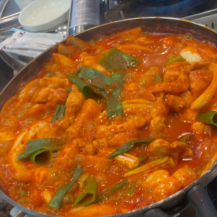 다요트 7일차😂

몸무게는 오늘 아침!

음식 영상 첫페이지에 넣고 다요트라쓰니까
내가 봐도 우습네 히힛^^

인스타 안하는 3일 동안 많은 것을 했다:)
닭가슴살에 두부부침 해치우자마자
김치전 했다는 말에 술 사들고 찾아감
물론 경고도 하고 왔다! 나 그렇게 호락호락한 사람 아뉘야!🥵
내가 어?! 김치전에 어?!🥺🥺
김치전도 거하게 먹고 고스돕 치면서 사진에는 없지만
치킨도 시켜먹었따..><
타짜들만 알 수있는 화투 사진도 투척..뿌듯!!
다음날은 회사에서 필요한 사진 찍는다는 명분 하에 
삼겹살도 먹었고^.^ 
어제는 칭구 생일이라는 명분 하에 돼지찌개두 먹어따~쀼쀼~ㅋㅋㅋ

오늘 저녁도 차려먹구 운동은 했다!!
다이어트 사이트에서 파는 떡벅이는 살 안쪄!!!😞
오늘은 도저히 안데겠다는 생각에 나홀로 라도 자전거를 타고 왔댜!
(4일 동안 오늘 한번탐!ㅎㅎ)
내가 양심이 있즤..ㅎ
밤이라서 사람이 없으면 쪼꼼 무서워서 혼자는 잘 안갈듯 
핑계아니고 진짜^.^