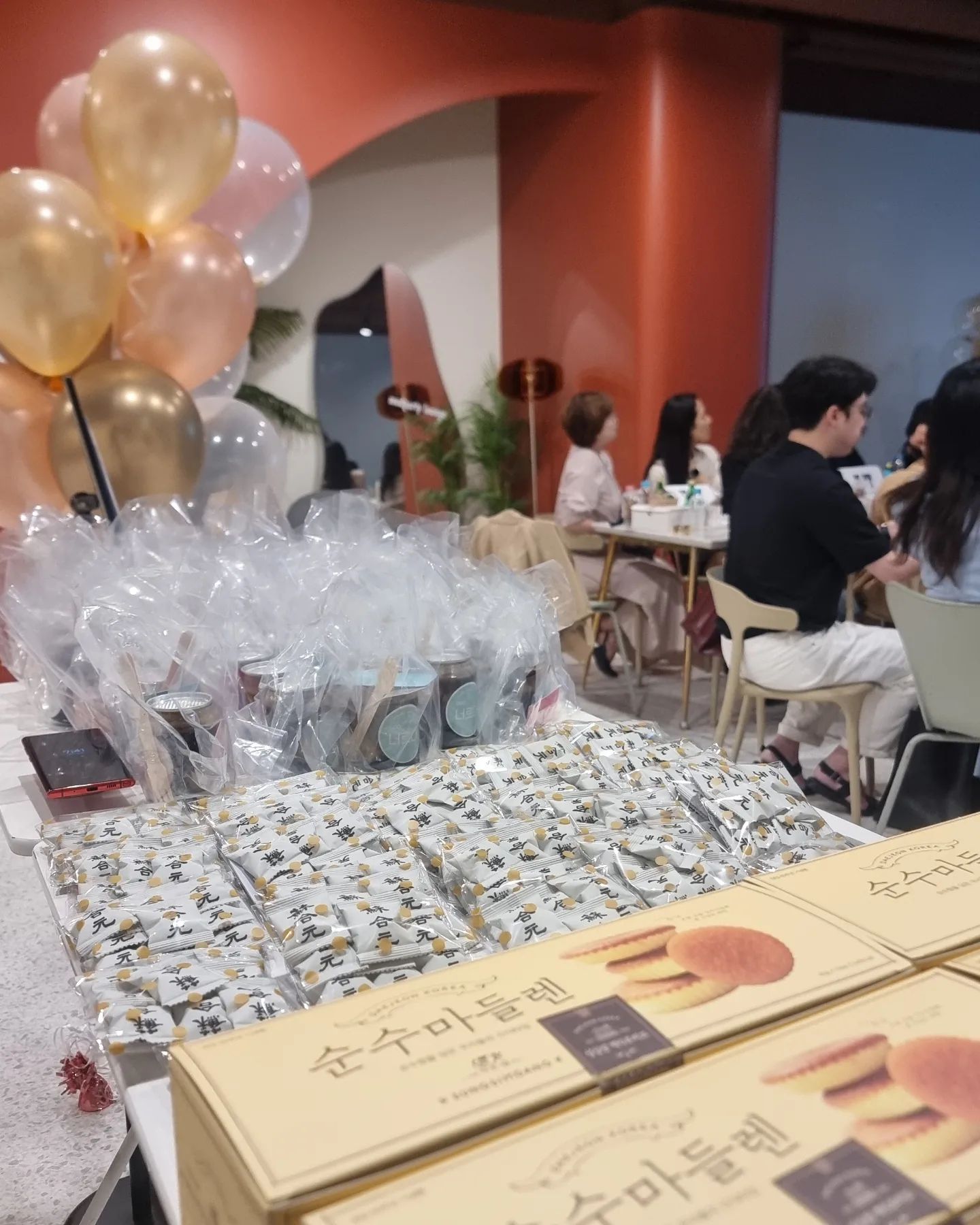 하하맘 일 이야기🥰

안녕하세요🩷
오랜만에 피드 올리는거 같아요^^

일하고 육아하며
시간이 너무 빠르게 지나가고
있는 요즘 입니다.

긍정이님들도 잘 지내시고 계실까요?

오늘은 하하맘 일 이야기를
기록하고 나누려고 해요 💜

하하맘은 마케팅 교육 cs운영담당자로 일한지
8개월차 입니다.

다른 분들은 어떤일을 하시는지
정말 궁금해요🙂

많은 분들이 eunhwan_kr 강사님의 교육을 듣고자 
카카오채널로 고민되시는 부분 나눠주시면 
관련 안내드리고 있습니다.

그만큼 강사님 강의를 듣고 싶어하는 분들이 많은 만큼 1분1초라도
많은분들 소리를 귀담아 들으려고 손을 빠르게 움직 입니다.

이벤트와 클래스유 온라인 강의 . 카페운영등 고객의 소리를 
제일 가까이서 하는 자리임을 요즘 더 느끼며
진지모드로 일합니다 😊

처음에는 온라인을 현장처럼 일하다보니 
어디서 시간을 좀더 써야하는지 배우며 
겪고 채워가는 시간들을 가졌습니다.

앞으로 더더 성장할 수 있기를 기대하며
이 시간들도 많은 분들과 함께 한 만큼 
아쉬움이 흐르지 않도록 글을 남기려고 합니다.🩷

🌼어제는
회사에서 #오콘목달 목표달성 축하파티가 있었어요.

많은 인플루언서 분들을 모시고
성과를 축하하는 자리를 가졌습니다.

매번 느끼지만 초대로 오신 분들 이야기를 들어보면 
배움은 기본이고 더 많은 정보를 나누기 위해
시간을 쪼개어 피드를 만듭니다.

저도 배우는거 좋아하고 나누는걸 좋아하지만
성과자 분들은 정말 다르구나. 
그 시간 또한 같은 워킹맘으로 존경하는 부분이 많습니다.

행사를 위해 아이를 맡기고 오시거나 
멀리서 오신분도 있고
바쁜일터를 마무리하고 행사시간에 맞춰
귀하게 모신 자리인 만큼
풍성하게 누리고 갈 수 있도록
하나하나 체크하며 준비합니다.

끝나고 돌아가며
다음 행사를 위해 어떤 점이 아쉬웠는지
✏️좋은점과 개선할점을 생각하며 다음날 회고했습니다.

📍저한테 운영에서 가장 중요한 점
하나만 꼽으라고 한다면
'리허설 '입니다.

현장에서는 어떤 변수가 생길지 몰라
대비책을 마련해야 하는데요,
리허설을 통해 미리 채울 부분들을 확인
하여 1분이라도 더 많이 나눌 수 있도록
꼭 체크 해야 합니다.

일하면서 모든 행사를 기록하며
오늘보다 내일이 더 발전되는
운영담당자 하하맘이 되려고 합니다.

👸워킹맘으로 살아가고 계신가요?
🧸육아하면서 공부하는 엄마들을 위해 
찐경험도 들려줄 예정이오니 함께 소통하며
함께 성장해요 ❤️

🙂다른 긍정이 님은
요즘 어떻게 지내고 계실까요
우리 함께 댓글로 소통해요 🥰

먼저 자신을 사랑 하십시오
-루실볼-

#긍정육아하하맘
#긍정운영하하맘
#운영담당자
#워킹맘