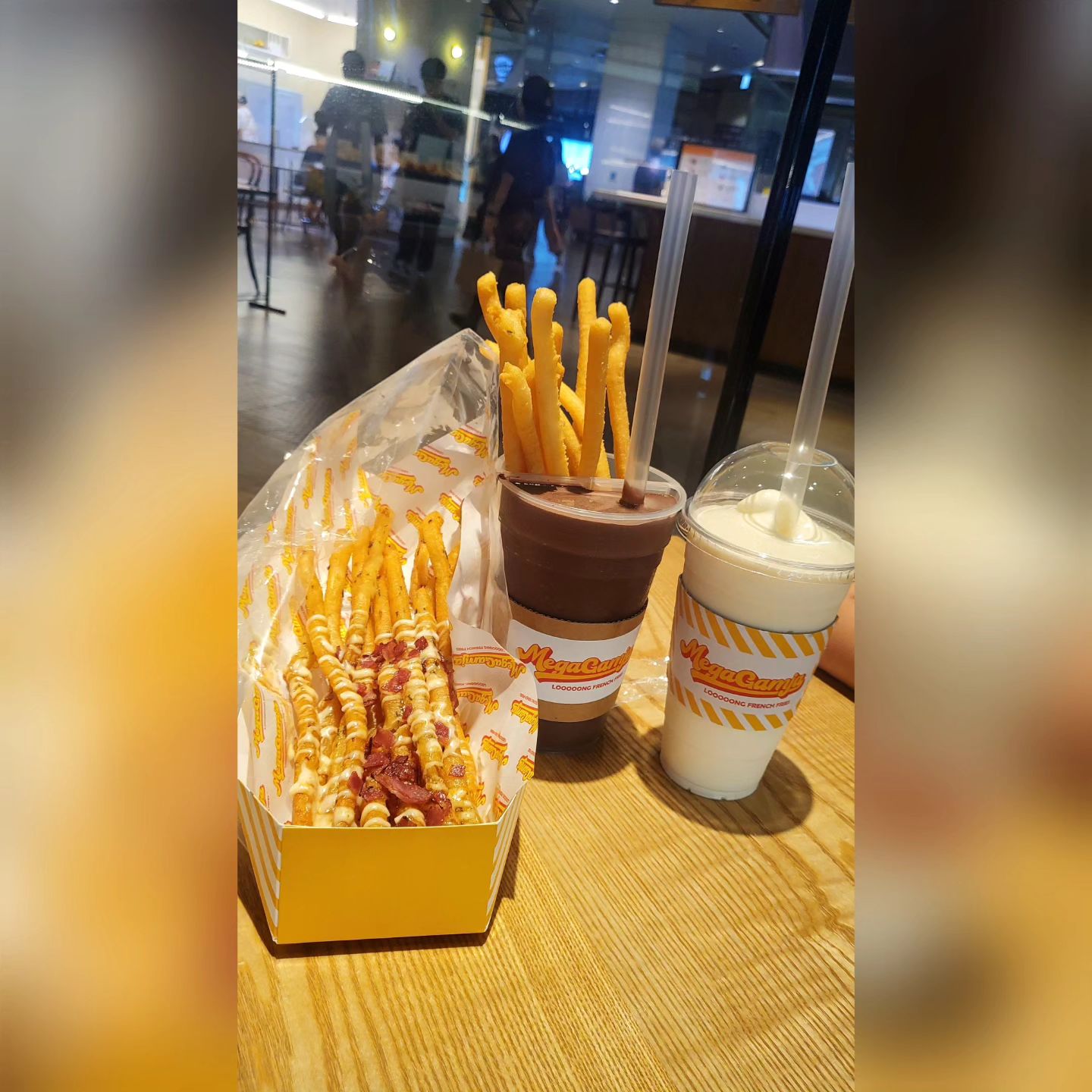 .
#협찬 판교현백 팝업스토어 메가감자🍟
지하1층 행사장에 위치한 
13일까지 팝업스토어🥔
감튀가 엄청커서 놀라고
맛에 또 놀람👀
주문후 튀겨주시니 바삭바삭
쉐이크랑 같이 먹으니 또 다른 맛♡
아이들 간식으로도 넘나 좋음🩷
#메가감자 
#베이컨메가감자
#대파메가감자 
#대파 베이컨 메가감자
쉐이크와 세트로 구성된 콤보 메뉴도 있음
12피스구성 마요소스에 슬라이스베이컨 톡톡 뿌려져
단짠단짠
식어도 바삭함은 사라져도 소스맛에 맛나맛낭
아이들도 잘먹고 
팝업스토어 행사 끝나기전에 또 출똥해야겠🍟 

✔️7월7일 ~ 7월13일
현대백화점 판교점에서 팝업스토어
✔️7월14일 ~ 7월20일
현대백화점 더현대 서울에서 팝업스토어 

#메가감자 #메가쉐이크 #감자튀김 
#현대백화점판교점
#아이들간식추천 #감튀