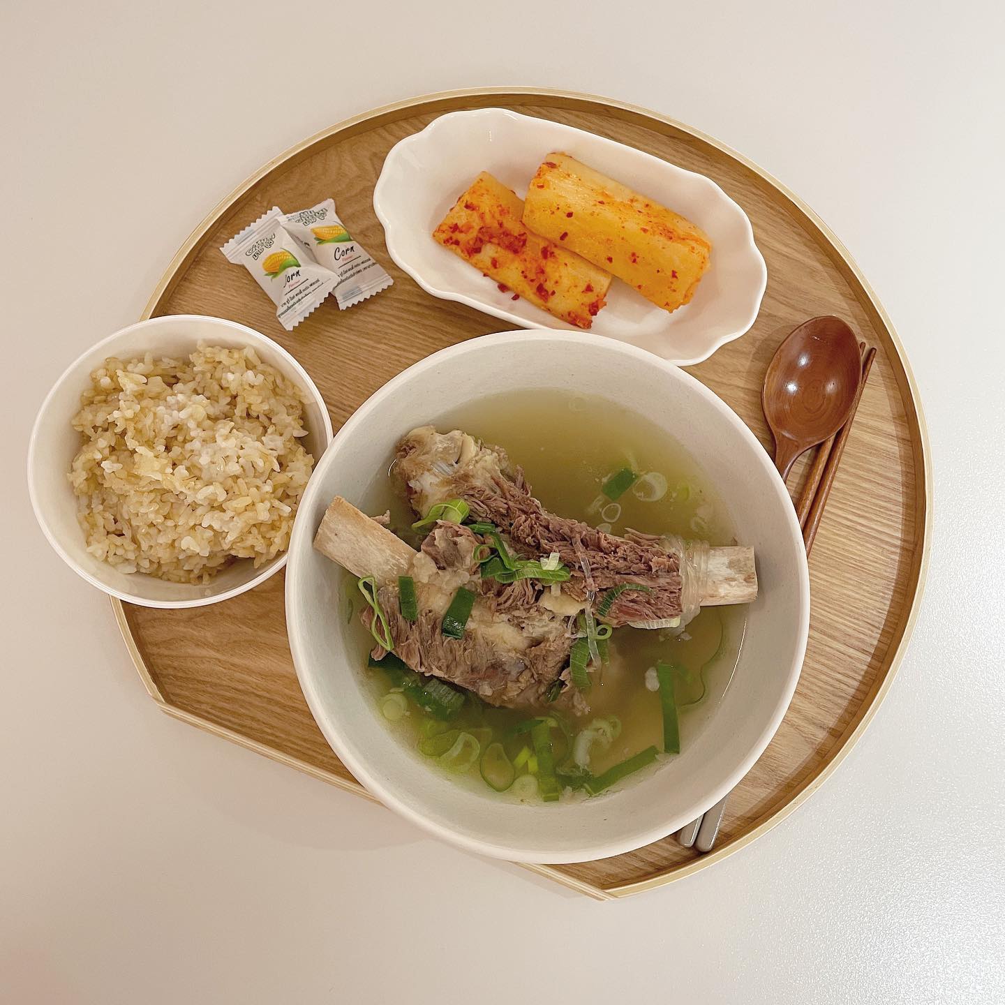 실한 갈비탕 한 끼 🫢 갈비 뜯고 뜨끈한 국물에~ 무김치는 최고 조합이에용ㅎㅎ❤️ 후식으로 콘젤리 뿅🌽