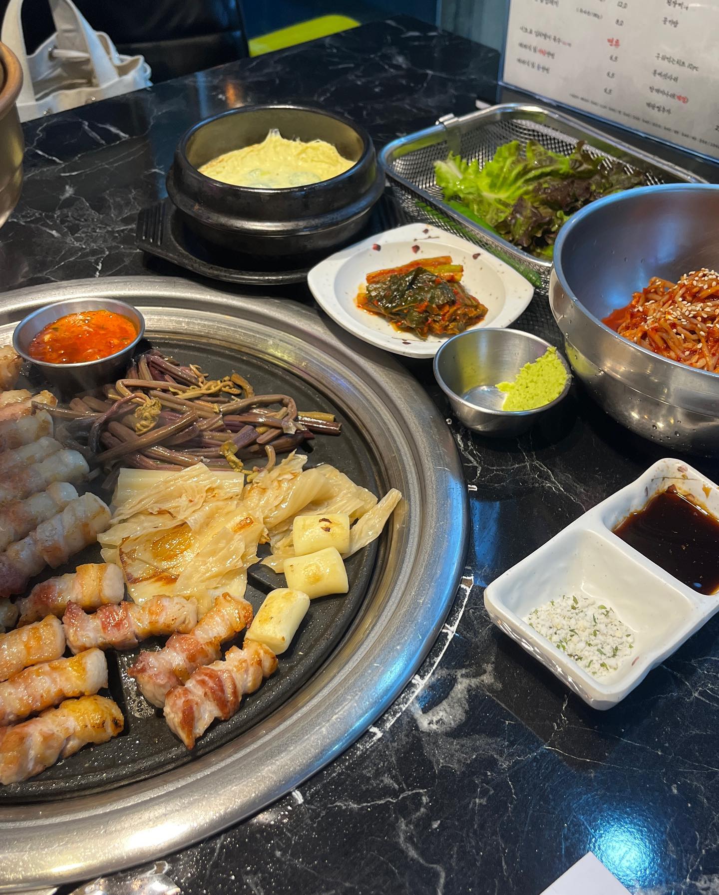 #적돈 #적돈들안길점 #수성못맛집 #들안길맛집 #두산동맛집 #수성구맛집 #수성구삼겹살 #들안길삼겹살 #들안길고기집 #들안길맛집추천 #달성군맛집 #웨이팅 #존맛 #재방문 #포블로그체험단 #포블로그협찬 
.
.
.
들안길 한가운데 위치하고 있는
적돈에 방문했어요
적돈은 들안길 점 뿐아니라
여러개의 지점이 있는데요
적돈의 가장 좋은 점은
직접 굽지 않아도 된다는점.
직원분들께서 적절하게
구워주셔서 편하게 먹을 수
있는 점이 좋았어요
기본찬은 심플하지만
고기와의 조합은 너무 좋았었던
특히 통통한 고사리와
김치를 같이 구워서 고기와
먹으면 두툼한 고기와
너무 잘어울리는 조합이였답니다
삼겹살은 두종류가 있어
취향에 따라 고를 수 있었고
삼겹살이 부족해 목살을
주문해 보았는데
두툼한 목살이 더욱더
입맛에 맞았답니다
밥류도 다양해서
게딱지 비빔밥
간장계란버터비빔밥
돤장찌개 등
다양하게 있으니 입맛대로
취향대로 골라드실 수
있을것 같아요!!