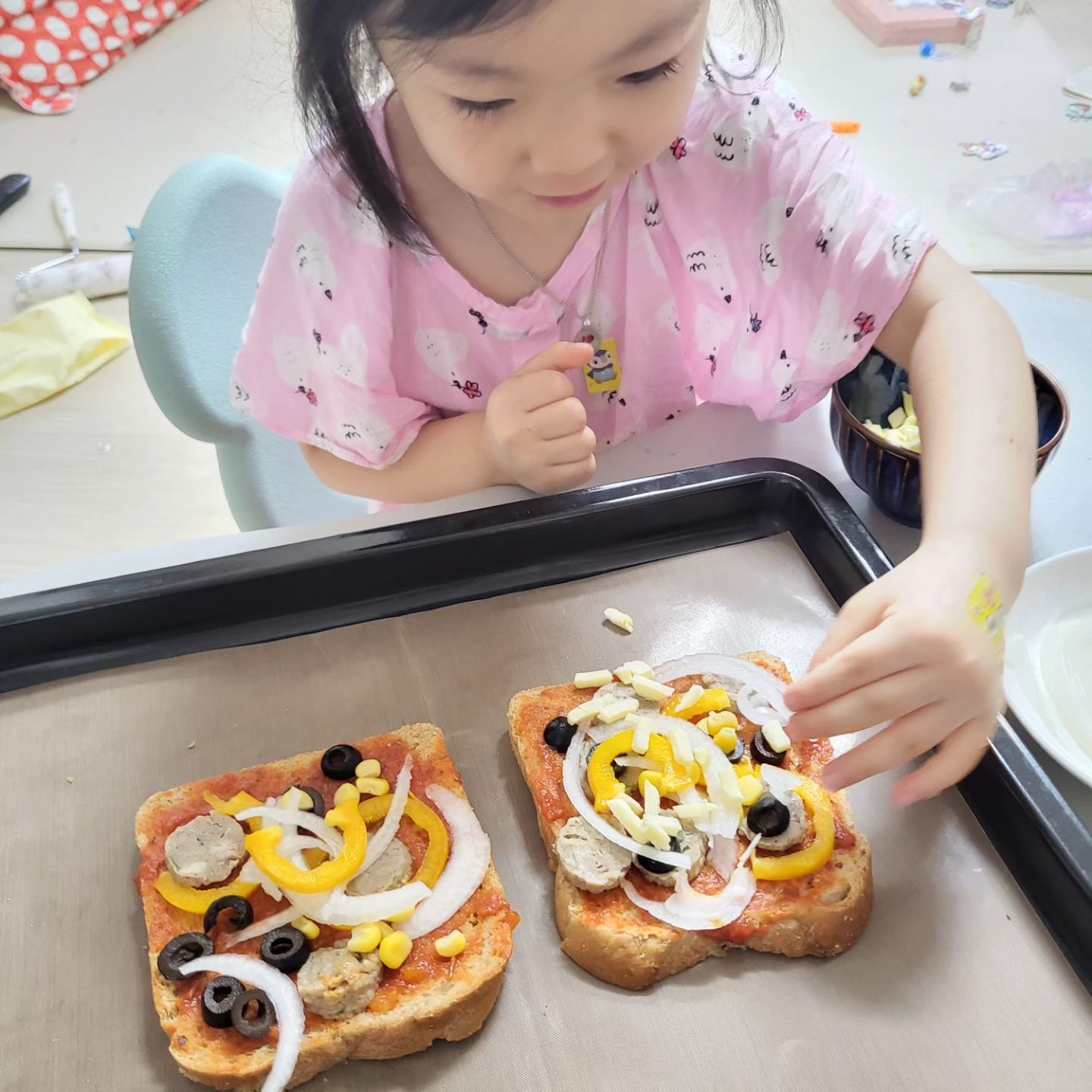 #오랜만 #생존확인 

갑자기 하게된 피자만들기!!!

간단하게  편하게 점심까지 떼우기!!! 

하늘이가 재밌어하니, 
간단하게나마 해보기 

냉장고털자! 

있는걸로다가!!!!! 

#요리활동 #피자만들기 #집에서 #집은엉망진창