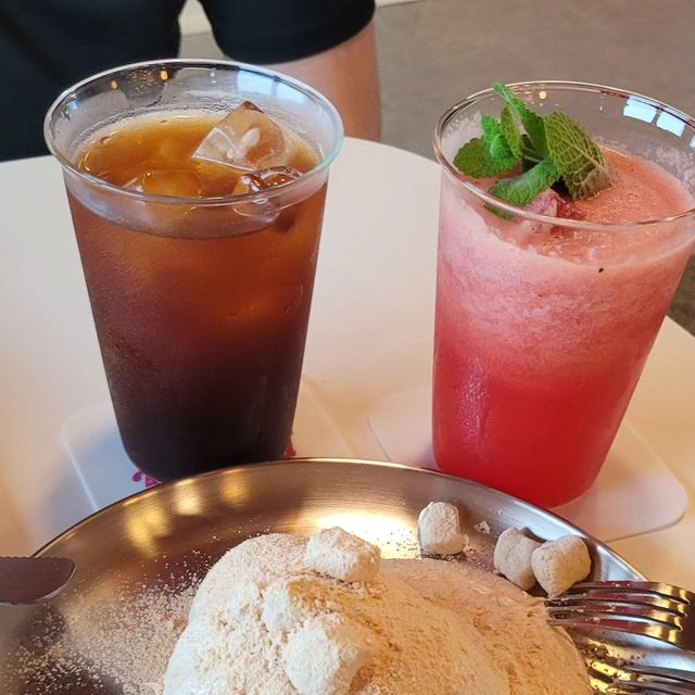 스리 on Instagram: "크로와상 자르는데 새상 진심인편 ㅎㅎ 행궁동 놀러와서 한옥카페가 있는지 처음알았는데 뭔가 전통퓨전 느낌이라 왕죠타 🥰 한옥있는곳 어디에서든지 음식 다 섭취가능