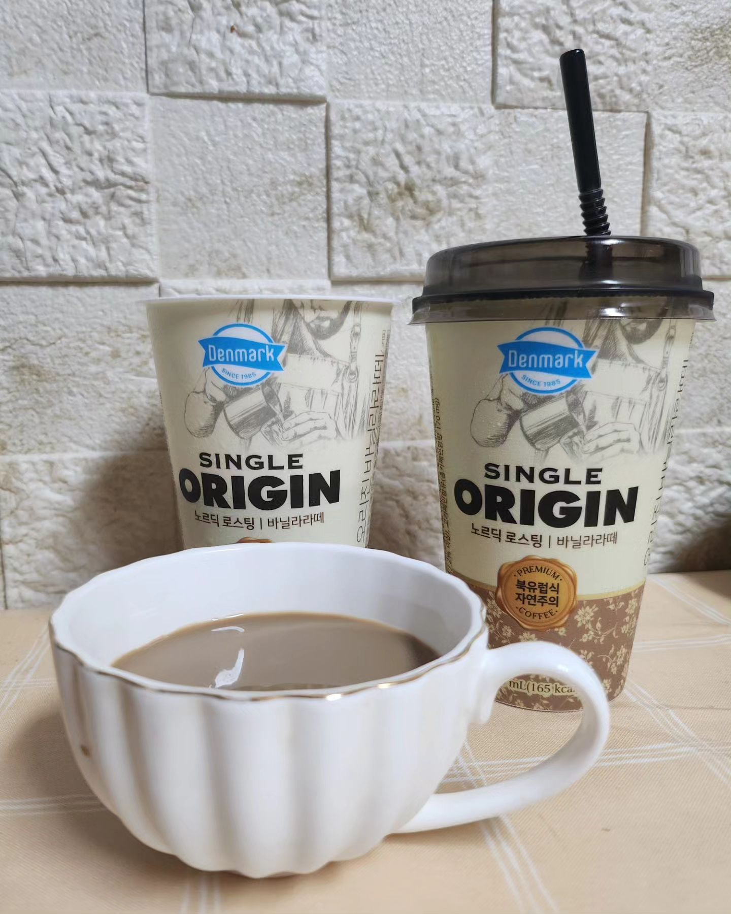 #협찬 #덴마크오리진 #덴마크커피

☕️덴마크 오리진_노르딕 로스팅 바닐라 라떼

냉장고에 빵빵~하게 채워두고 1일1뇸뇸

싱글 오리진 원두를 사용해서 더욱 풍부한 맛!

텁텁한 맛? No 원두 본연의 맛 Ok

회사생활 필수템 커피!
조금 더 고급스러운 부드러운 맛으로 즐겨보기✌️

✅️아메리카노
✅️돌체라떼
✅️바닐라라떼 (PICK)
✅️카라멜

너무 달지않고 깔끔한 바닐라라떼라서
자꾸만  찾게 되는 그런 코휘~에요👍

업무시, 공부할 때, 필수템!!

냉장고에 쟁여두고 마시기 좋고
휴대성도 좋아서 차에도 하나씩 꼽아두기!

#프리미엄커피 #뷰티 #싱글오리진
#북유럽커피 #08L #편의점커피
#여행 #신상품나왔을땐
#홈카페 #캠핑