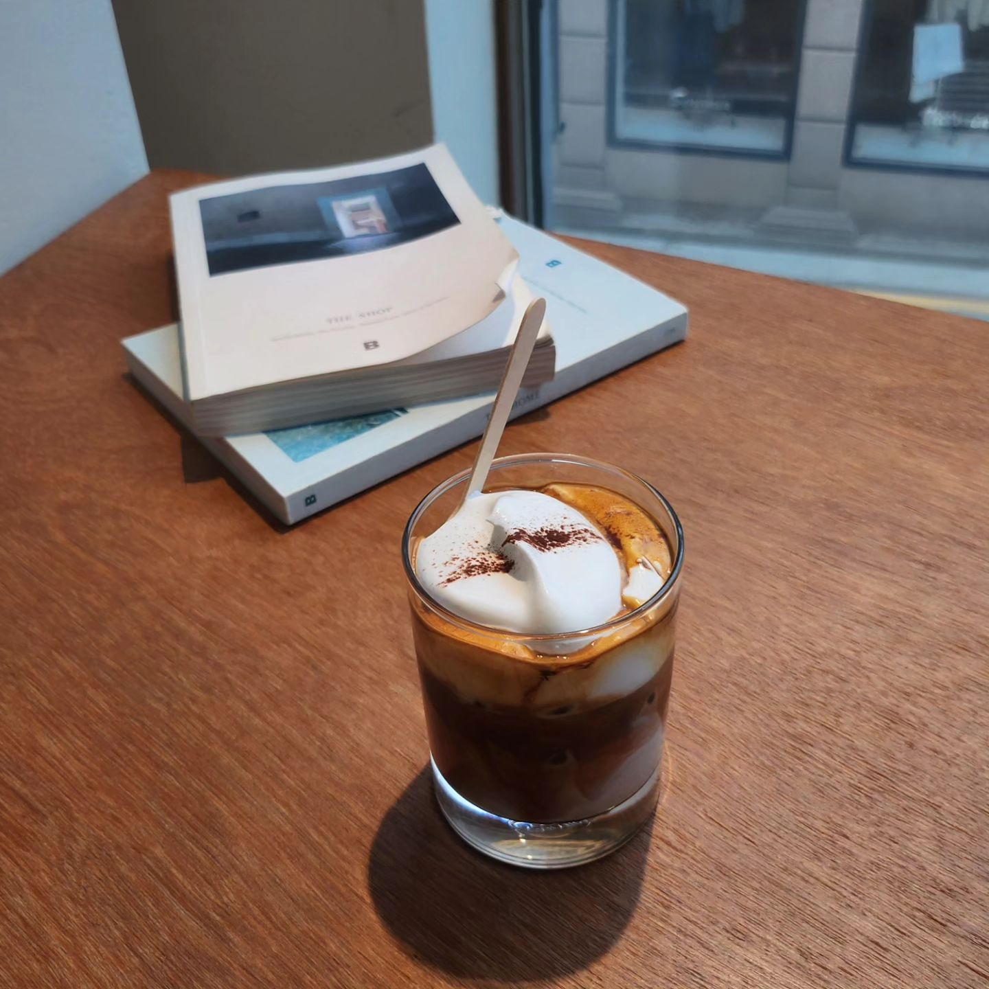 #우디집☕
💘 우디한 인테리어가 매력적인 압구정 카페
.
.
👉 우디집 라떼 ★★★★★
.
🤟어디까지나 주관적인 평점
★★★★★ 집에서도 생각나는 맛
★★★★☆ 재방문 의사 있음
★★★☆☆ 근처에 있으면 가볼만한 맛
★★☆☆☆ 재방문 의사 없음
★☆☆☆☆ 다시는 언급하고 싶지 않은 맛
.
.
#서울카페 #강남카페 #압구정카페 #압구정로데오 #라떼맛집 #우디집도산점 #먹스타그램 #서울커피 #카페투어 #맛스타그램 #맛집투어 #커피스타그램 #푸드파이터안나수아