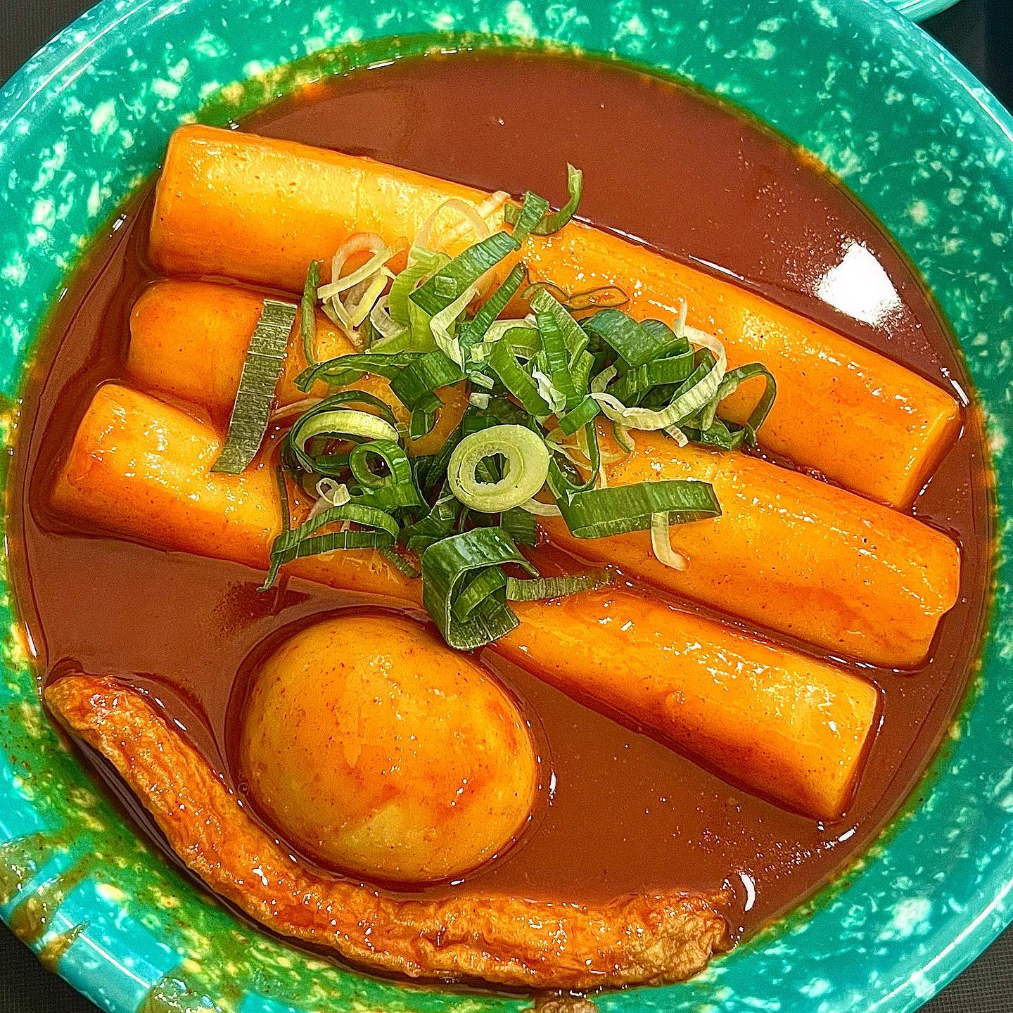 쫄깃한 가래떡은 못참지
한번 먹으면 입덕하게 되는 #우리할매떡볶이 

우리할매떡볶이 못먹어본 사람 없게 해주세요🙏🏻 입짧은햇님님이 먹어서 유명해진 가래떡떡볶이! 1인분에 계란까지 얹어주니 너무 좋죠❤
가래떡 3개가 나오는데 양이 정말 많아요. 먹으면 쫄깃해서 갓 나온 떡을 먹는 느낌이랄까✨ 떡이 굵어서 양념이 부족하지 않을까 생각하시겠지만 양념이 쎄고 잘 묻어있어 맛있게 먹을 수 있어요!
떡볶이 소스는 달달하고 살짝 매운 학교 앞 분식집 스타일❤ 언제 먹어도 맛있는 떡볶이 입니다!

우리할매떡볶이 #순대 는 간×순대, 내장×순대, 순대만 으로 고를 수 있어요. 내장은 종류별로 담아주시니 내장 좋아하시는 분들에게는 적극 추천 메뉴입니다. 떡볶이 소스에 찍어먹으면 극락이라구요👍🏻👍🏻

시흥 배곧동에 위치한 #우리할매떡볶이배곧점 사장님은 정말 친절하시고 맛있게 담아주시니 더더 자주 방문하는 것 같아요💛

떡볶이 땡길 땐 우리할매떡볶이 로 모이세요🤤

🌱가래떡 떡볶이 4,500원
🌱순대 4,500원

#우리할매떡볶이맛있어 #떡볶이스타그램 #떡볶이 #먹스타그램 #muk  #mukbang #foodie #맞팔#먹팔 #맞팔해요 #먹팔맞팔 #먹스타 #먹스타맞팔 #비오는날