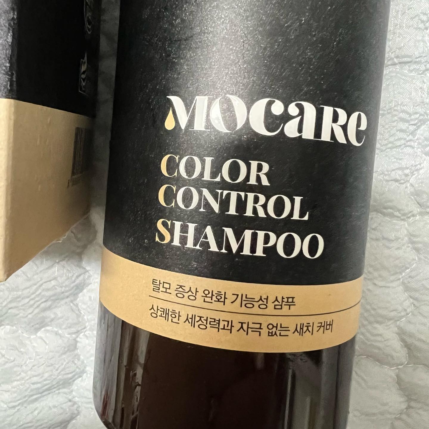 #협찬 

🧴엘리샤코이 모케어 컬러 컨트롤 샴푸🫧

출산후 1년이 지났지만 .. 머리카락이 정말 너무 빠져요 T^ T
돌돌이는 제 친구가되었고 빗질할때마다 한웅큼씩 빠지는 제머리들..
그러다 좋은기회에 사용해본 모케어 컨트롤 샴푸 🫧
장점들 몇가지 알려드릴께요 〰️ (소근소근 속닥속닥👂)

🩶탈모 증상 완화 기능성 샴푸!
상쾌한 세정력과 자극 없이 새치 커버를 해주는 샴푸
꾸준히 사용하시면 더 좋아요 🫶(2주이상 사용하시는걸 권장드려요)

🩶 pH 농도는 5.5-6.5 약산성 
 (두피에가장 자극이 가지 않는 농도 아시죠?)

🩶자극적인 냄세나지 않고 쫀쫀해서 모발에
밀착해서 세정력 우수 해요 ~불필요한 화학성분은 빼고 
자연유래성분98% 함유된 샴푸 

🩶트린트먼트 효과가 있어서 모발 윤기 개선 또한 
기대하셔도 되요 🫶

#협찬 #광고 #디너의여왕 #엘리샤코이 #새치샴푸 #탈모샴푸 #모케어컨트롤샴푸 #윤기샴푸 #찰랑찰랑 #머릿결 #머릿결관리 #뷰티팁 #🫧 #🧴