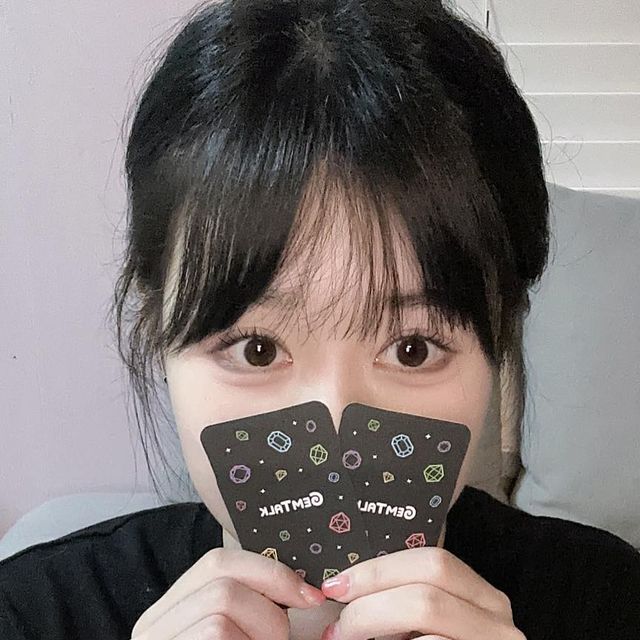 하루나 on Instagram: "오빠랑 술마시면서 젬톡 스위티로 진솔하고 재밌는 얘기 나누기,,,😳 카드에 적힌 질문 주고받고 게임하믄서 서로 몰랐던 부분도 더 알게되고 웃겼다가 감동받다가😂