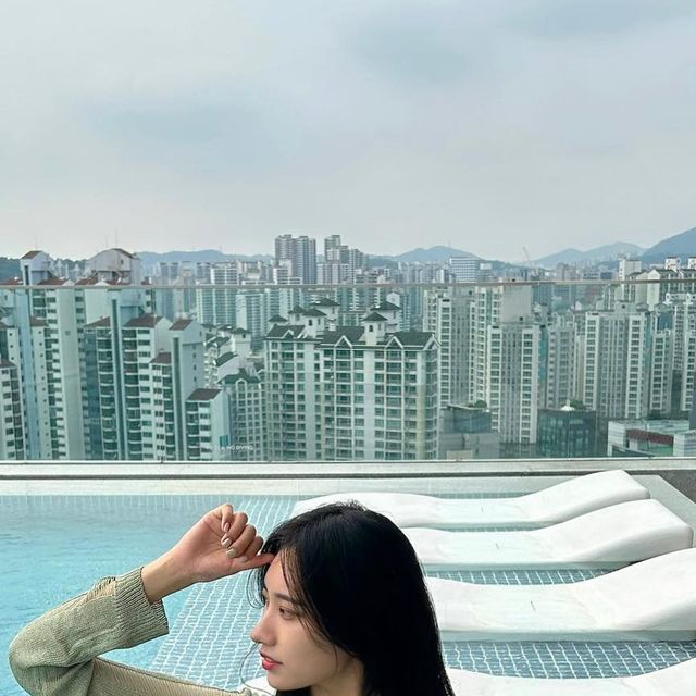 ˗ˋˏ ♥ 𝐉𝐢𝐧𝐠 ♥ ˎˊ˗ on Instagram: ”#광고 휴가철 텅장🌊🌊 📍바틴(@bathin.magazine )에서 비치웨어 비키니를 제공받았습니다. 날씨는 흐리지만 물놀이는 참을 수 없어 휴가 몰아 쓰기!! 8월엔 열일 하는 걸로! 👩🏻‍💻🔥 비키니만 입기엔 조금 쌀쌀할 수 있는 날씨였지만 비치웨어가 세트라 날씨에 맞게 입을 수 있었어요.⛅️🌤️ 햇빛이 강한 날에는 햇빛 차단까지😎🕶️ 무엇보다 비키니만 입기 부담스러울 때 입기 좋았어요!! 시스루 라인이 들어가 있어 체형보정과 말라 보이는 효과까지 🧚🏻‍♀️🧚🏻‍♀️ 다음 휴가때는 맑았으면..비 그만!☔️ #광고 #수영복 #비키니 #패션 #의류 #ootd”