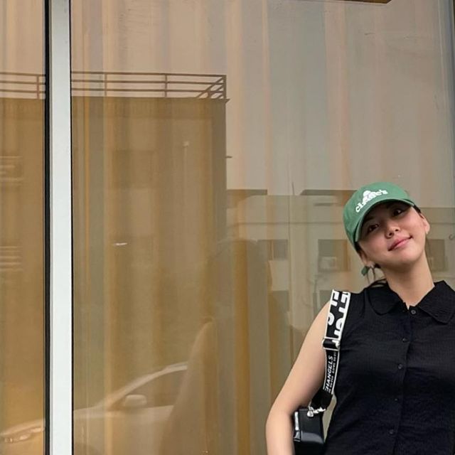 쇼호스트연진 on Instagram: "#협찬#아이러니포르노 저는 패션쇼호스트로써 옷을 좋아하는 사람으로써 트랜드에 민감하지 않을 수가 없어요. Y2K유행으로 ‘힙’함을 추구하는 사람들이 많아졌