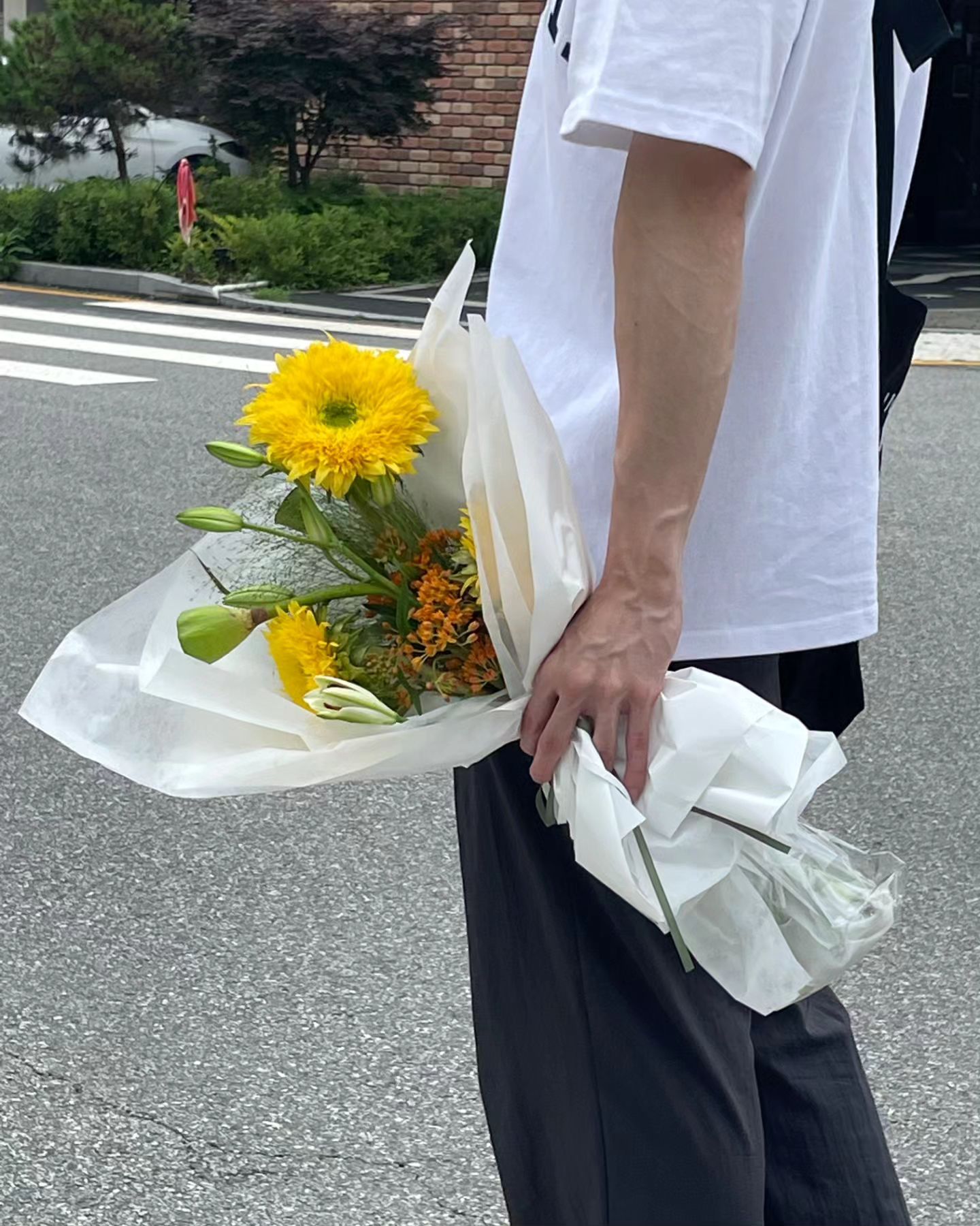 금요일밤은 새벽시장을 다녀와서 꽃을 구상해본다.
나혼자 하는것은 아니지만 하나씩 알아가는 재미가있다. 
#꽃 #꽃시장 #꽃다발 #고속터미널꽃시장