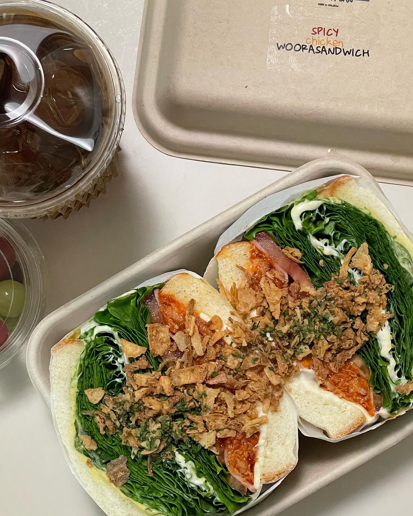 #우라산 뚠뚠이 샌드위치🥙

배민에서 시킨 스파이시치킨샌드위치✨ 배달로 이런 비쥬얼이라늬,, 먹기 살짝 불편하지만ㅋㄷ 맛있다! 커피랑 맛도리🫣

#대흥동맛집 #샌드위치맛집
