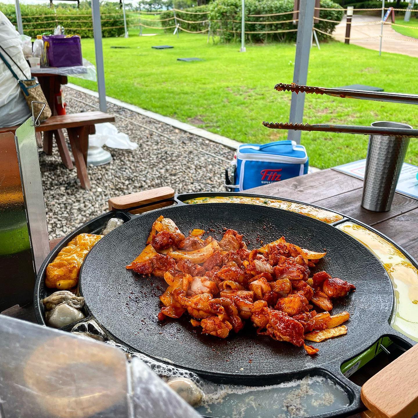 #제품제공 받은 한강식품 닭갈비🍗
캠핑갈때 딱좋은 양과 진공포장으로 그리들에 해먹으니 너무 밋있어요..

버무린 날 까지 적혀있어서 믿고 먹을 수 있고 신선해요~ 매콤한맛과 불고기맛 두가지맛인데 볶음밥까지 해먹으니 진짜대박..👍🏻

식당에서 사먹는거보다 훨~~~씬 맛있어요💜 

#한강식품 #한강식품닭갈비 #갓버무린닭갈비 #캠핑닭갈비 #닭갈비밀키트