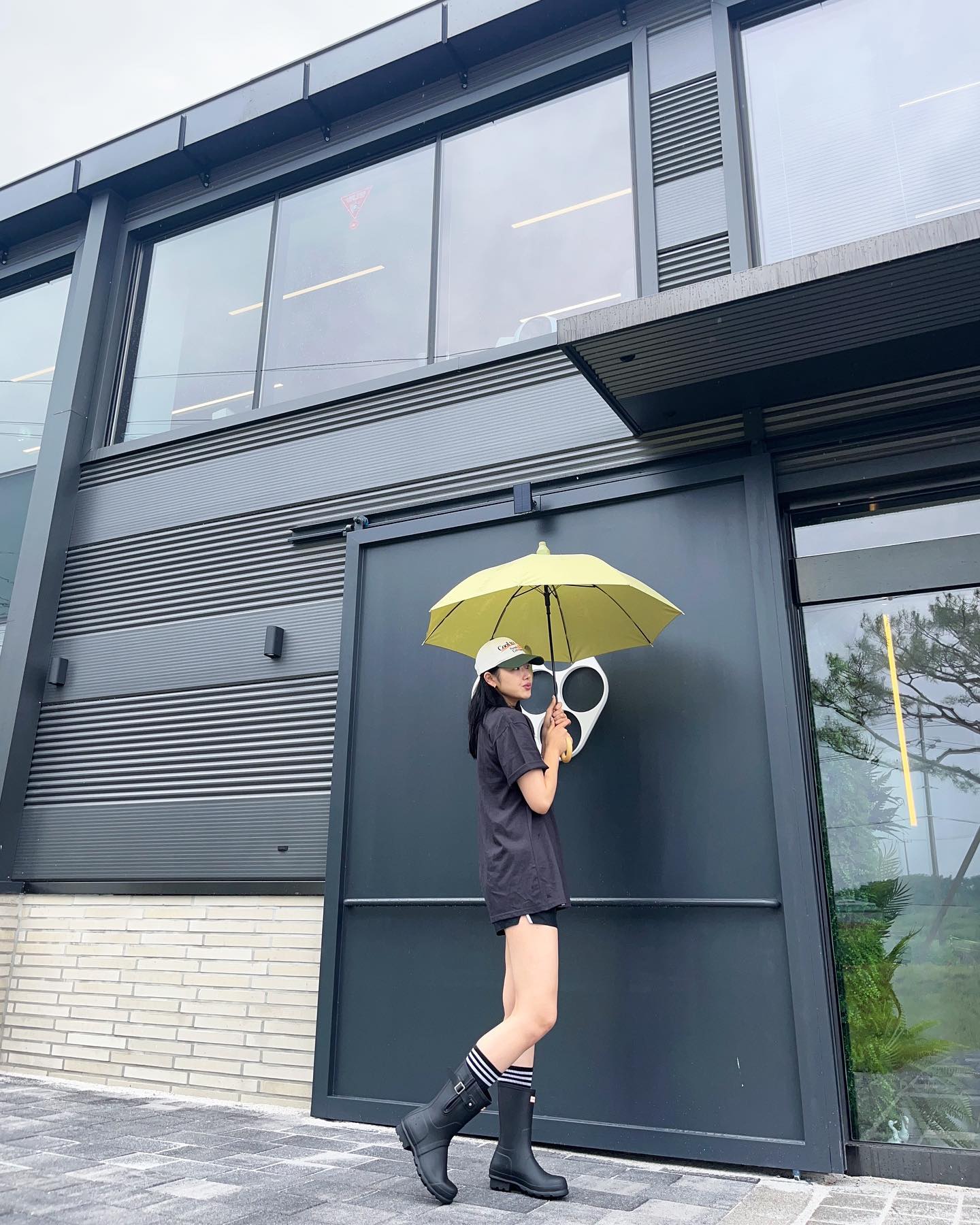 드디어 레인부츠 개시 + 뉴 네일 🌧️🩶