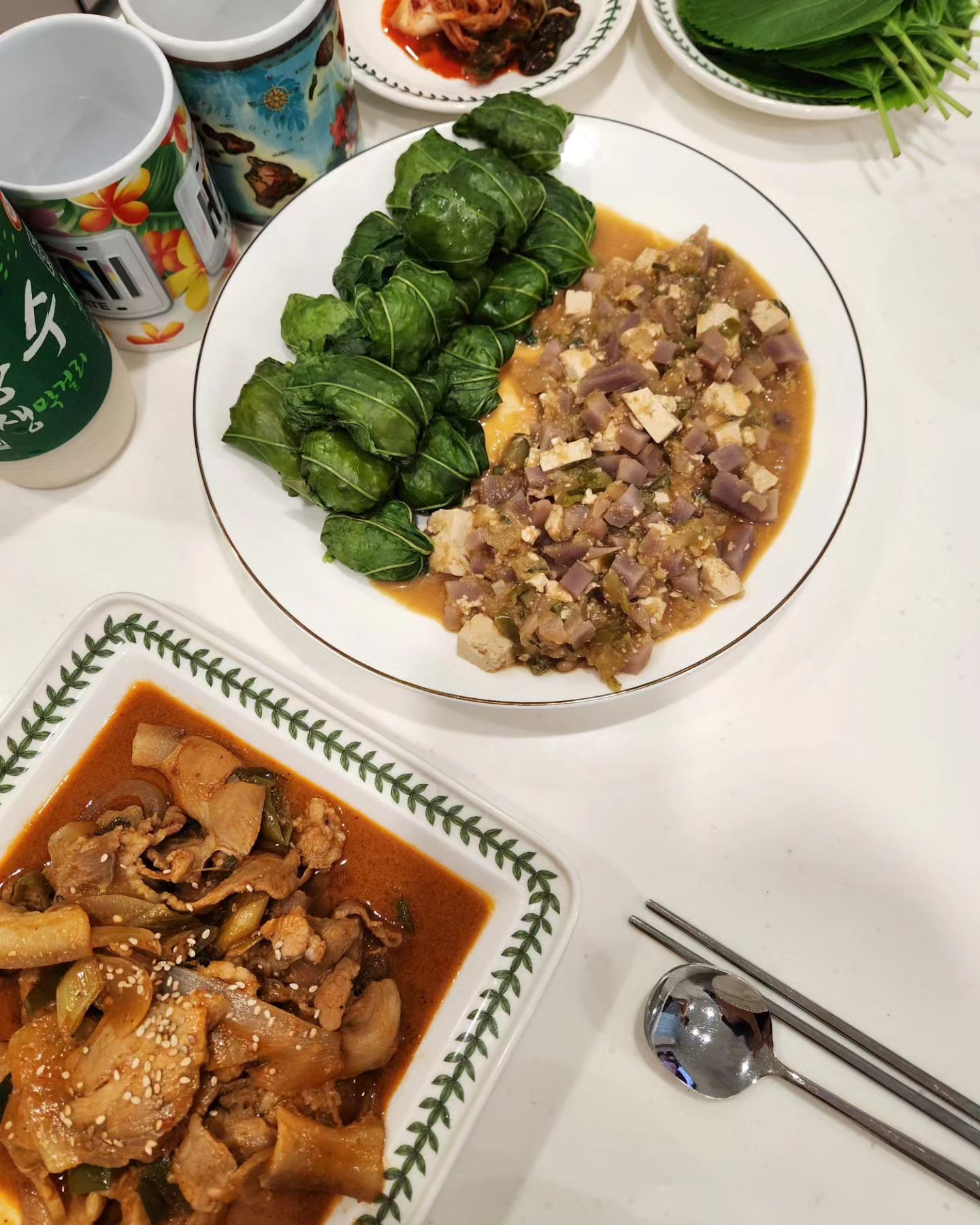 주말 저녁 갈배제육 강된장 호박잎쌈밥 🥦🍚

토요일 아침에 헬스를💪 다녀오면서, 호박잎 쌈밥이 너무 먹고 싶어서 
장봐서 후다닥 만들었어요✌

집에 엄마가 직접 키우신 호박 자색감자가 남아있어서 싹다 넣고 강된장 끓였는데요🍀
직접 길러서 그런지 진짜 식감부터 너무 맛있더라구요!!!!!

비오는 날이라서 막걸리도 후다닥 나가서 사와서 남편이랑 배부르게 주말 저녁 먹었어요!!
근데.. 저는 후다닥 만들었다고 생각했는데 음식 다하니까 5시더라구요...??🤣
토요일 아침 헬스 후 장보고 음식 만드니까 저녁 됐어요^^
그래도 음식 2개다 성공해서 기쁜마음으로 먹었습니다!(●'◡'●)

갈배제육은 편스토랑 류수영씨 레시피 참고 했습니다

자세한 레시피는 유튜브 참고해주세요💜