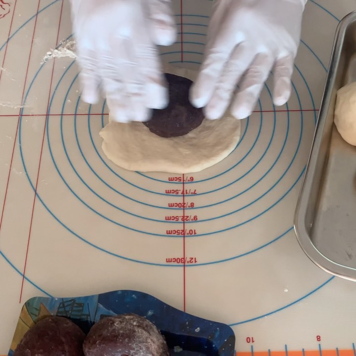 제빵의 계절이 온 김에 처음으로 팥 듬뿍 넣고 단팥빵을 만들어봤어요 🥯 잘 구워지지않았나요 ?🤗! 가운데 뽕뽕 구멍 뚫을때가 제일 재밌었어요 😌😉 발효가 잘되니까 더 쉬운데 반죽 말랑 느낌도 좋고 귀엽고 맛있고 다하네 🥹😋😇

올리고보니 .. 썸네일이 조금 많이 역동적이네요 .. 🥲