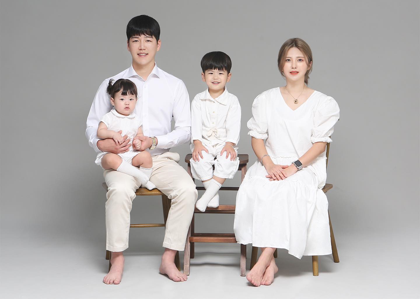 넷, 처음 가족사진 🤎
어색하고 귀여운 내사랑들,
