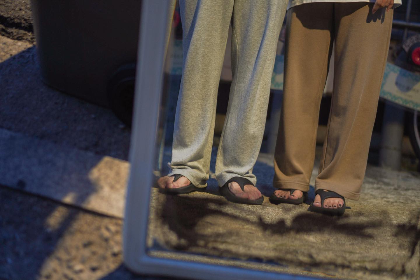 산책🚶🏻🚶🏻‍♀️
산책을 하다 보면 한 번씩 버러진 거울과 마주한다. 거울 속 우리를 그냥 지나칠 수가 없다. 헝클어진 모습이라도 우리를 함께 담는다. 이렇게라도 함께 찍은 사진이 많을수록 우리의 추억도 많아지는  것 같다. 우리는 오늘도 하나의 추억을 만들었다.
.
.
.
.
.
#오늘의 산책