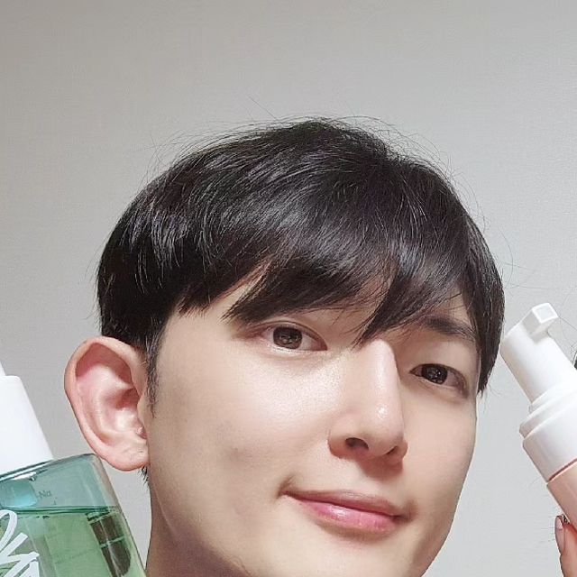 후니와이프 on Instagram: "#광고 @jkaura.official 이너케어에서 오는 당당함! 관리하는 커플을 위한 필수템을 소개합니당 🩷🙈🩷 꺅 •온리뮤 팜므파탈 클렌저(여성용) 생크림보다도 가벼운 폼