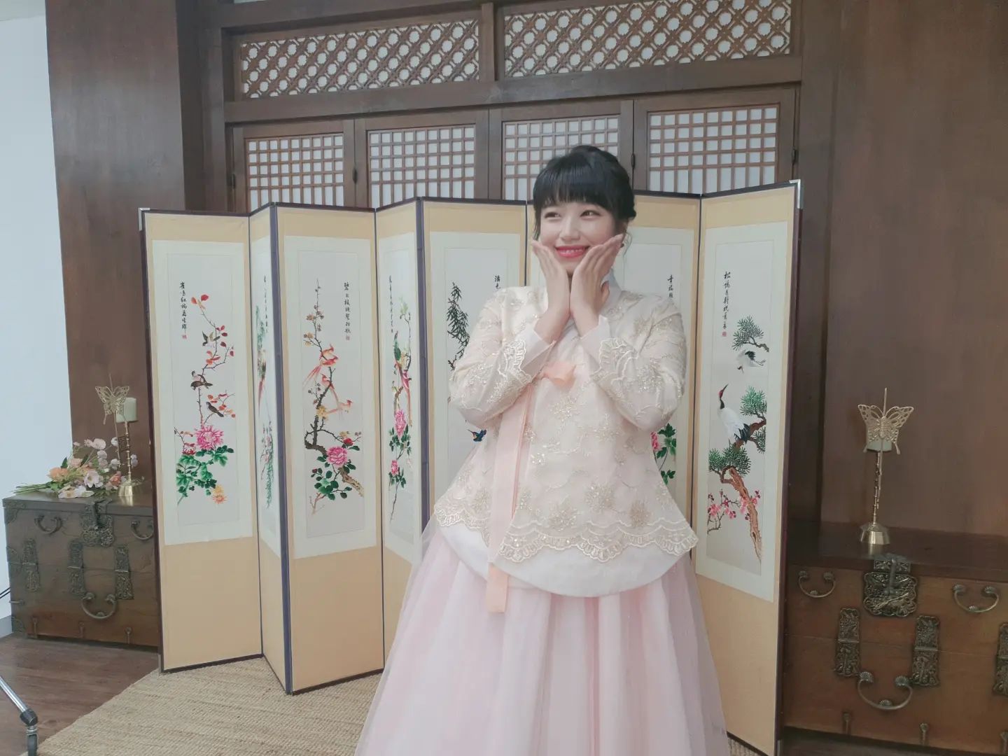 한복 입고 공주놀이 했던 하루💕
너무너무너무 행복했다..

몰랐는데..나 핑크를 꽤 좋아했네..?
_

#셀스타그램 #얼스타그램 #맞팔 #선팔 #팔로우 #데일리 #데일리룩 #selca #selstagram #selfie #instaselfie #follow #평택  #instagood #단발 #instalike #셀피 #instagram #최근게시물 #오오티디 #스노우 #snow  #당진 #솔로스타그램