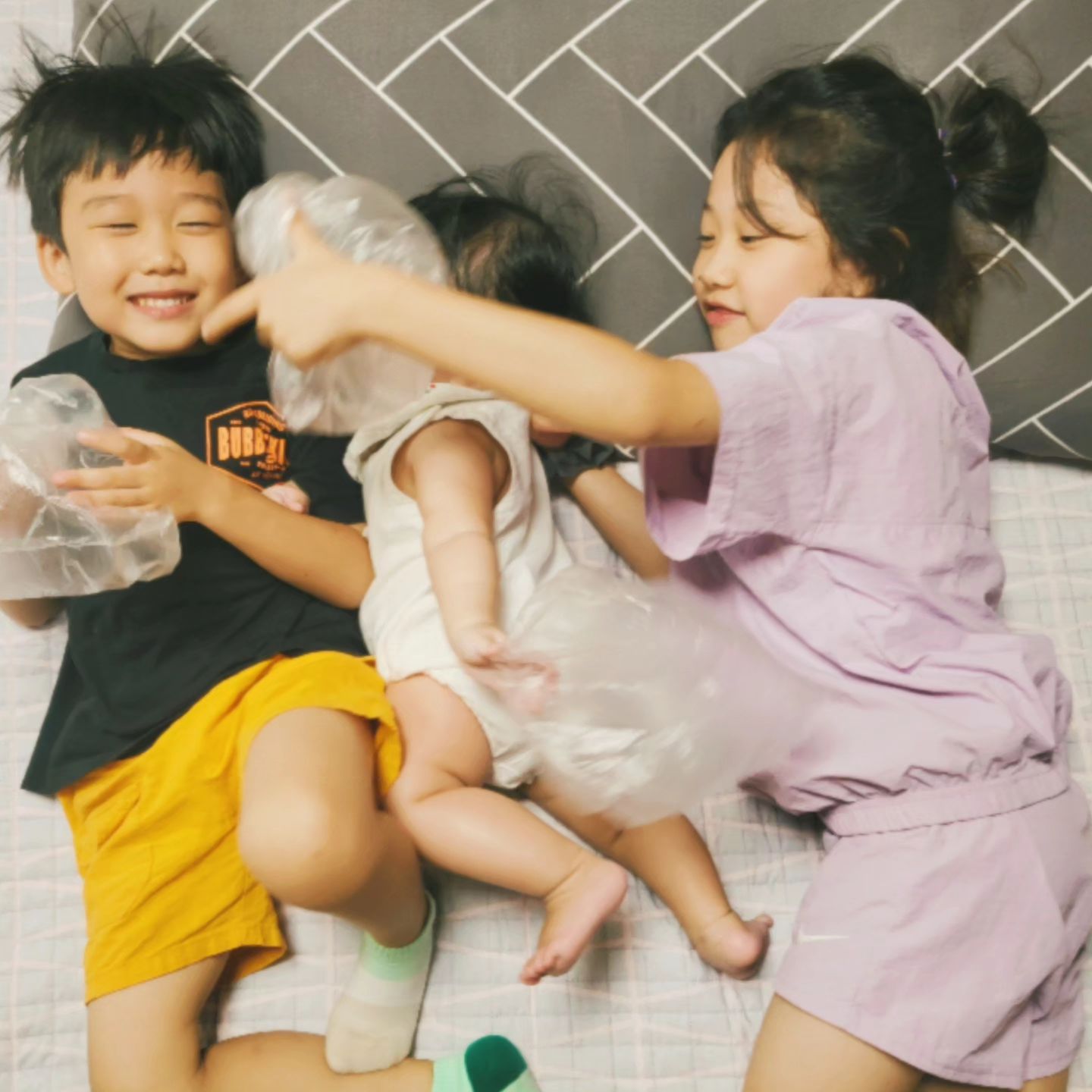 #오늘의 너희들

오늘 하루.

금요일부터 함미집 무단 장기투숙중인 1,2호
데리러 친정행 🚙🚙

장난감은 많지만.
치우기 귀찮으니 비닐봉지 하나로 놀이감 획득😊

셋이서 깔깔 웃으며 한시간은 놀았다.

집에가자! 외치니,
다음주 금요일에 또와서 자도되냐는 1,2호와
선뜻 대답못하는 함미😂