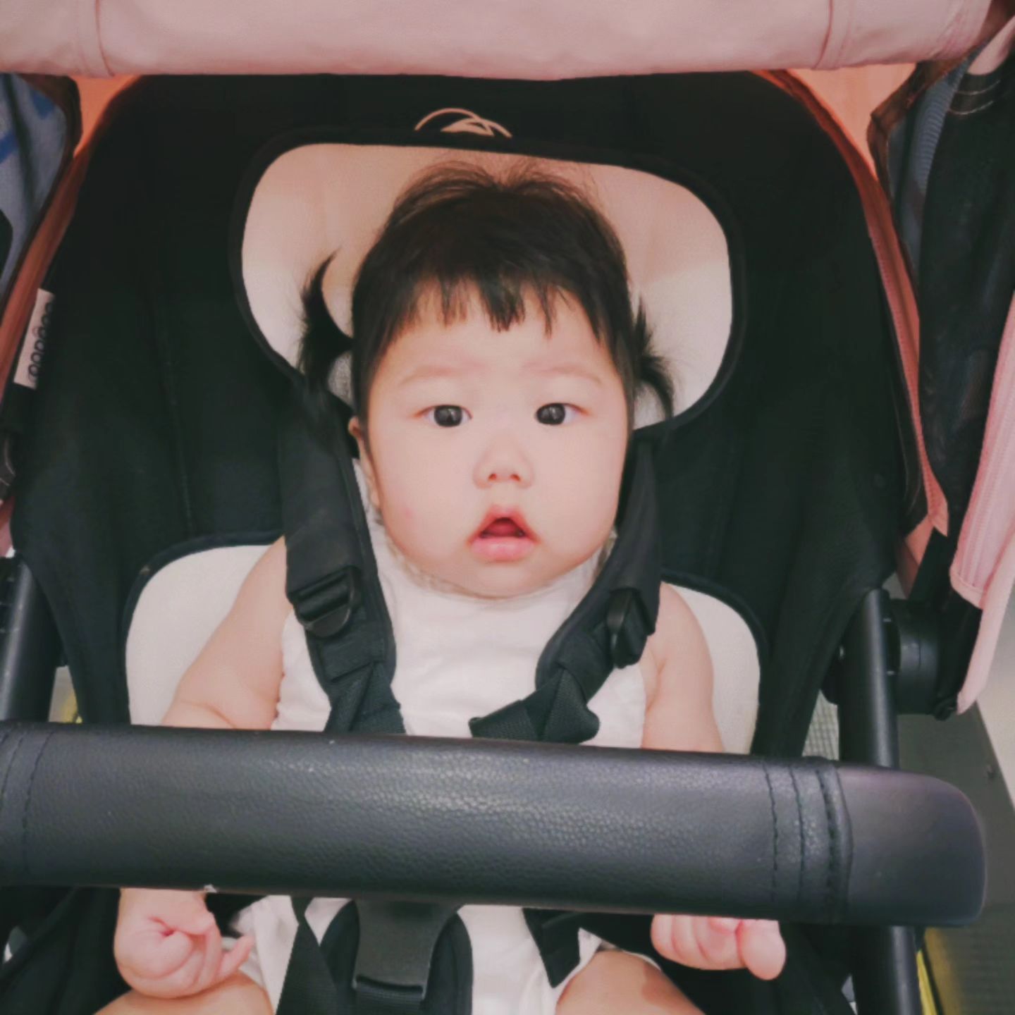 #오늘의래아

집에서 푹쉬고
삼산동함미네 언니오빠 데리러가는길

떡볶이먹고싶다는 어니 호출에,
마트에 들려 엄마랑 장보기🤗

어제부터 머리 묶어줬는데,
머리 묶는것도 한미모 하는것같은데🤔

오늘도 무사히 넘어간 하루 ❤️