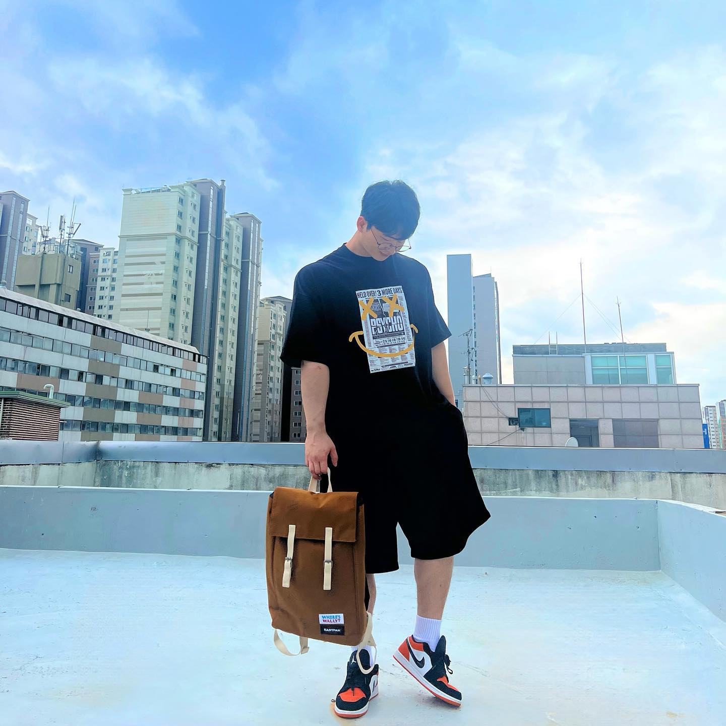 #협찬 역시 장마 계절에는 올블랙이지~☺️(근데 맑네..?) 
.
.
.
요즘 ⛈️장마가 계속돼서 옷 입기 😔귀찮고 그럴 땐 역시 올블랙 코디가 좋은 거 같아요🖤
그렇지만 조금의 ☑️포인트를 주기 위한 가방을 가져와 봤습니다☺️
바로 이스트팩(eastpak_korea)의 WALLY PACK _WALLY BROWN 제품입니다!
다양한 코디와도 잘 어울리고 ☑️포인트 주기에도 좋은 예쁜 🤎브라운 컬러라 너무 예쁘고 손이 많이 가는 거 같아요🖐️
그리고 예전에 많이 봐 온 🔎윌리를 찾아서의 라인업 제품이다 보니 귀여운 포인트들도 가미되어 있어 좋은 거 같아요😆

생각보다 수납력도 좋고 모양이 흐트러지지 않게 적당히 가방의 형태를 보존되게 되어있어서 스타일과 실용성 둘 다 챙길 수 있는 제품이니 추천드려요~👍
.
.
.
.
#월리를찾아서 #이스트팩 #스트릿패션 #대학생가방 #대학생백팩 #스트릿 #데일리 #페스티벌 #야구장 #축구장 #축제 #행사 #여자가방 #남자가방 #윌리를찾아라 #윌리가방 #가벼운가방 #대용량백팩 #텀블러가방 #멀티백 #패션 #남자코디추천 #오늘뭐입지 #남성패션 #캐주얼코디 #일상코디 #데일리룩 #오늘뭐입지 #패션계정
