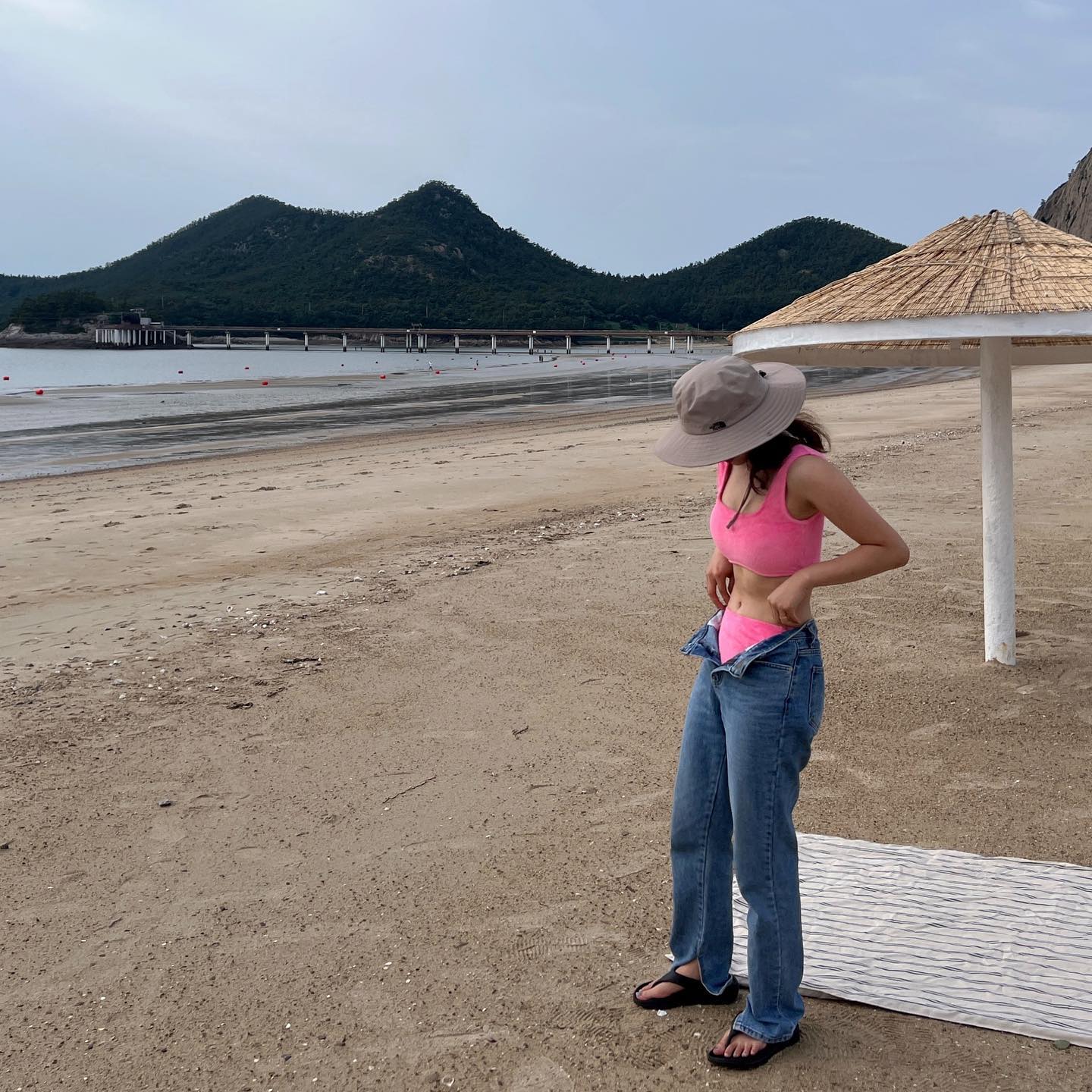 #협찬 

👙
바닷가에서 입기에도 부담스럽지 않은 비키니를 찾고 계신다면 주목!

위즈위드X비키니밴더 스윔웨어는 엉밑살을 가려주는 바텀라인은 물론 하이라이즈 바텀으로 아랫배 노출은 줄여주고 다리는 롱~한 효과를 만들어주는 효녀비키니랍니다🔆

#위즈위드 #비키니밴더 #스윔웨어 #비키니