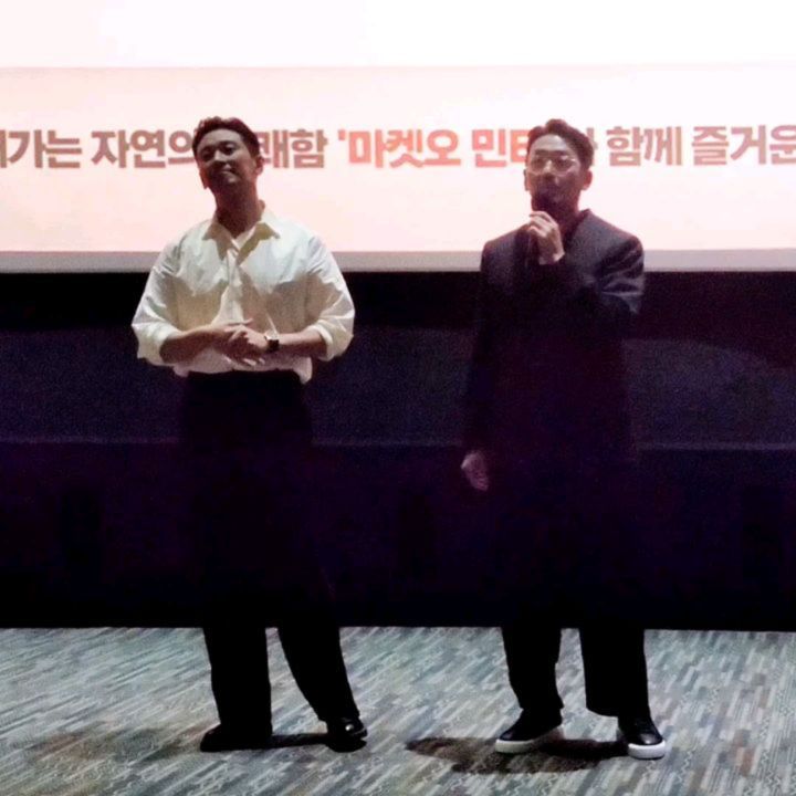 13일인데 이제야 올림 🤣🤣

영화 비공식작전 시사회

사람들이 너무 많아서 쇼케이스는 못 봤다잉ㅜ

영화관이 너무 어두워서 잘 안 보이는 걸 밝게 했더니 배우님들이 그나마 좀 보이네ㅋㅋㅋ

영화 넘 재밌었따아 ~ 중간중간 코믹👍👍
개봉하면 다들 꼭 보세여~~♡

.

#비공식작전 #비공식작전시사회 #비공식작전_리뷰이벤트 #하정우 #주지훈 #영화 #영화시사회🎬 #비공식작전무대인사 #비공식작전_8월2일개봉 #영화_비공식작전 #0717_하나