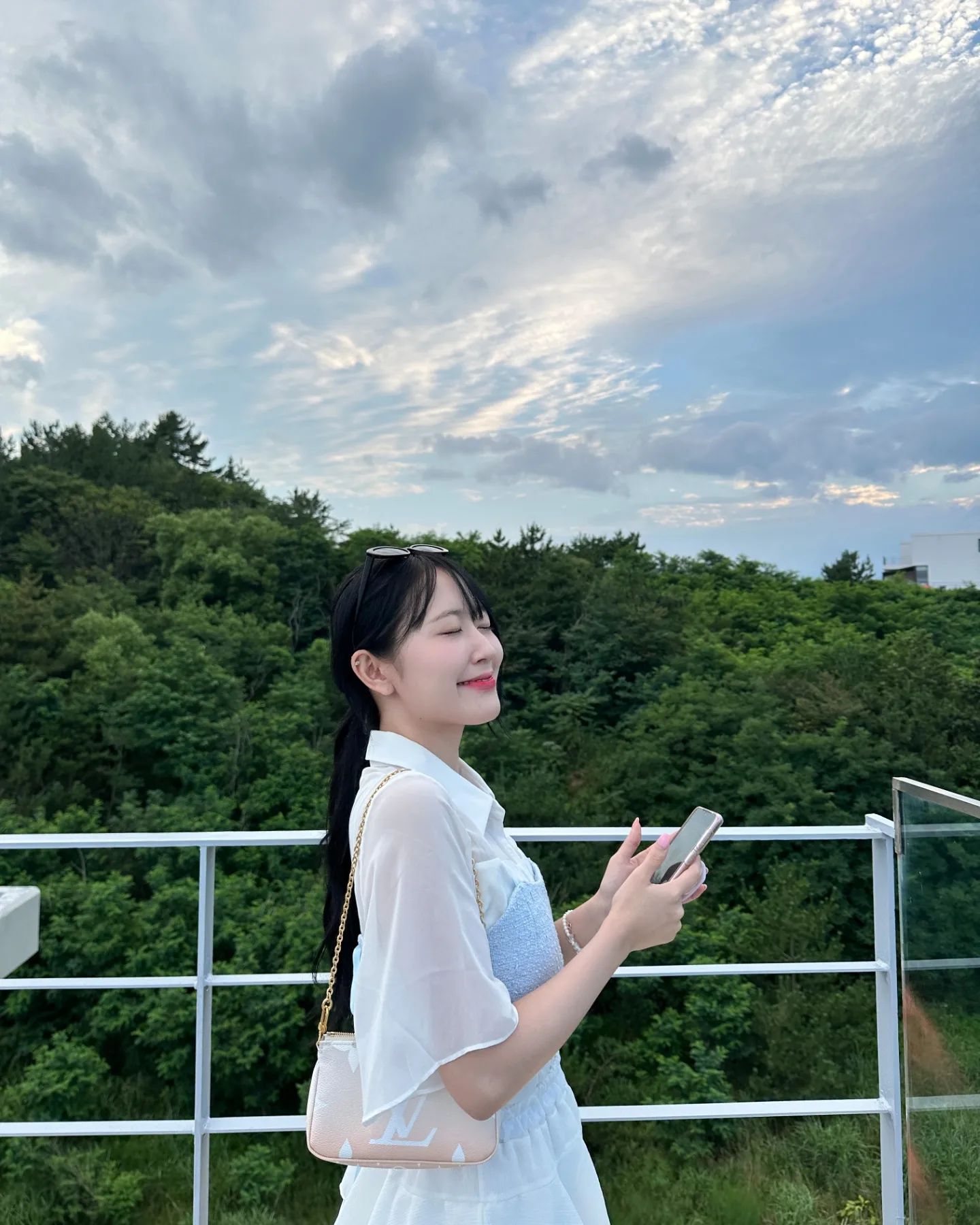너무 즐거웠던 강릉여행 🌊🩵 

사진에 진심인 친구들 덕분에 인생사진도 건지고 너무 재미있게 놀고와서 행복했서유 흑흑 다음엔 서핑하러 가보자고 

3 강릉꼬막집 독도네 본점
밤늦게 강릉역 도착해서 근처 식사할 곳 찾다가 발견한 맛집. 가족분들이 운영하시는지 정겨운 분위기에 꼬막도 무척 맛났다구요 ~~ 

4,5 모래하늘펜션 ✨️
조식도 과일바구니로 너무 예쁘게 준비해주시고 방도 깨끗했던 모래하늘펜션. 연박으로 묵었는데 진짜 깔끔하고 잠자리도 편안해서 친구들과 대대만족 해버린 곳이에요. 

6,7 삼다도횟집
강릉 왔으니 회 먹어야하지 않겠냐며 찾아간 횟집인데 찬으로 나오는 해산물 정말X100 신선해서 입에서 살아 움직이는 것 같았고 흰살 생선은 말해모해…☺️최고. 마지막 사진 두장은 삼다도횟집 한쪽에 제비가 둥지를 짓고 새끼를 낳았대요🪺 입벌리는 아기들 이렇게 귀여울 일이냐고요.. 귀여워. 

#강릉여행 #강릉가볼만한곳 #강릉횟집 #모래하늘펜션 #강릉숙소 #강릉펜션 #삼다도횟집 #강릉꼬막집독도네본점 #강릉역맛집