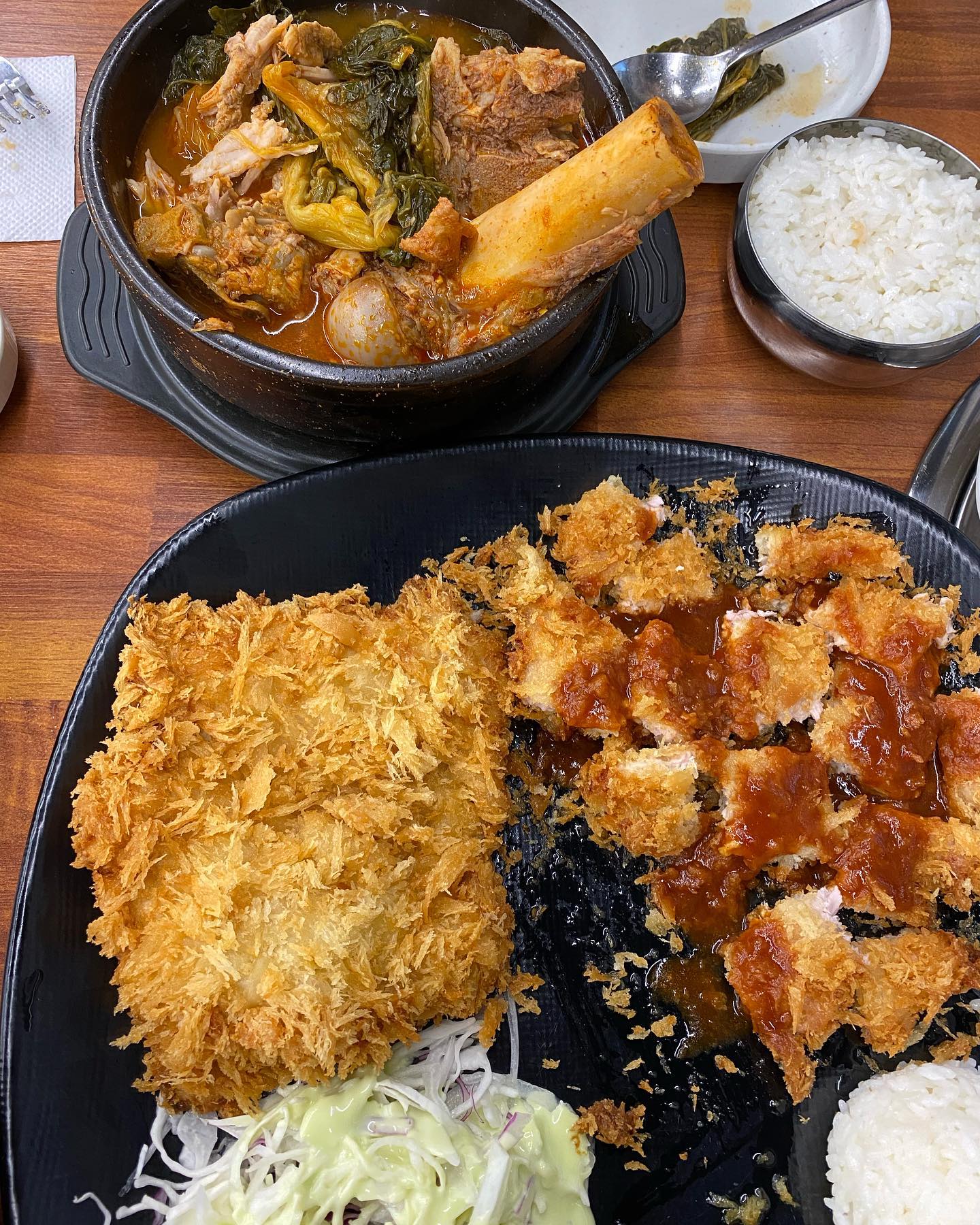 #협찬 남편과 2번째 먹방데이트✌️
감자탕 집인데 왜 돈까스가 더 맛있는거야,,? 너 뭐야,,? 화성시 남양읍 전주감자탕 화성시청점에 오시면 무조건 수제돈까스를 시키셔야 합니다. 국내산 이라는데 겉바속촉 미쳤읍니다. 남편 왈 최근 먹었던 돈까스 중 젤 맛있었다고 함미다.
뼈해장국 국물도 얼큰시원하고 고기도 많이 붙어있어서 배터짐주의. 마지막 사진에 있는 왕뼈가 시그니쳐입니당. 진심 혜자식당이니까 꼭 드셔보세요 (돈까스 안 시키면 유죄) 그럼 이만 끗😎

#화성남양맛집 #화성시청맛집 #화성맛집#화성밥집 #화성해장국 #전주감자탕화성시청점