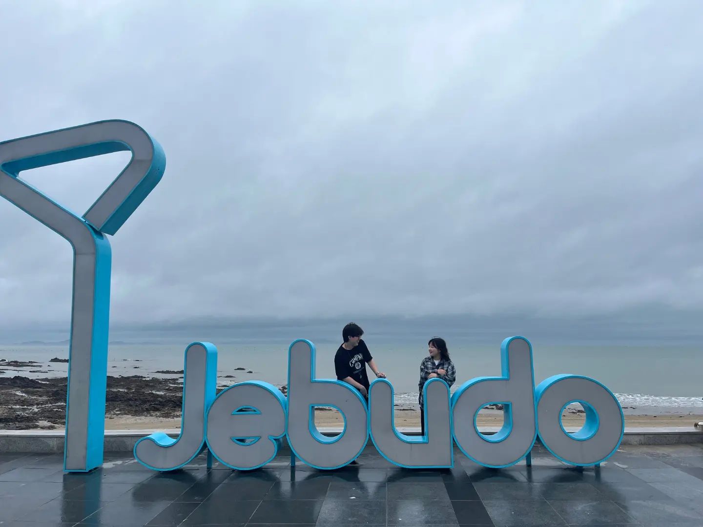 🌊제부도🌊

처음 방문한 제부도! 물 근처에 소라게와 물고기, 꽃게 등 깜찍한 생물들이 바글바글했다🐚🐟💕

 비가 내렸지만 운치 있는 제부도 드라이브😚 오후 6시에 물이 차기 때문에 후다닥 빠져나가 오이도에서 칼국수 야무지게 먹었음!👍🏻

찬혁 오빠의 순탄한 이사를 기원하며 마무리🏠🙏🏻
+건 오빠는 모에모에큥 앓이 중🤗

#제부도 #제부도여행 #행복