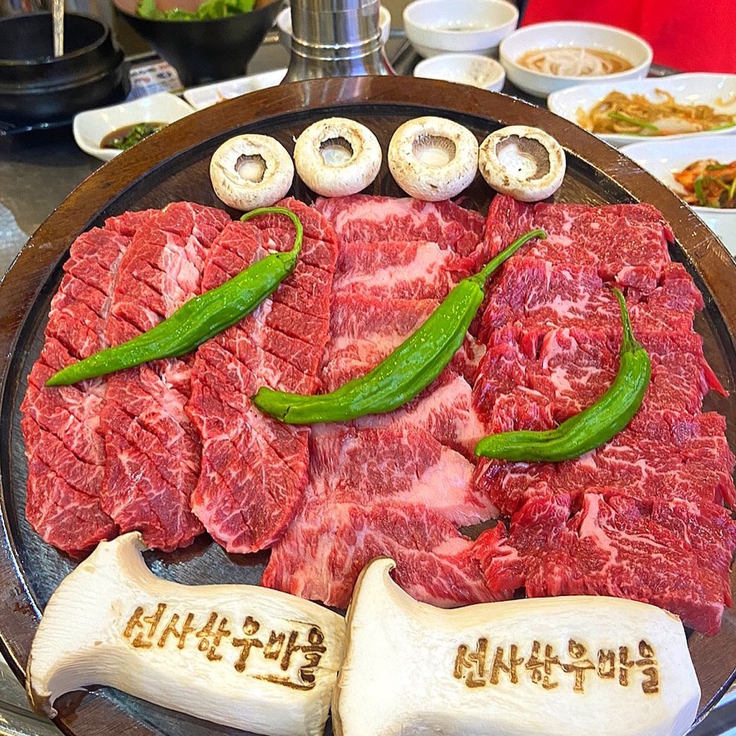 #ad #대전한우맛집 

월평동 맛집으로 유명한 #선사한우마을 다녀왔어요🐂

정육식당으로 소고기 질이 달라요 🫢 거기에 좋은 가격까지-
부채살, 치맛살, 업진살 아주 푸짐하게 즐기고 왔답니다🤍

육회낙지탕탕이 꼬소함이 미쳐 도라방스- 술안주로 딱이구 마무리 밥은 여기 청국장 꼭 드세요😉

—————————————-
한우스페샬모듬 398g 79,6
육회낙지탕탕이 35,0
냄비밥+청국장 7,0
상차림비 1인 3,0
—————————————-

#월평동맛집 #월평동 #선사유적지 #선사유적지맛집 #대전소고기 #대전한우 #대전소고기맛집 #대전맛집 #대전맛집추천 #먹팔 #먹스타그램🍴