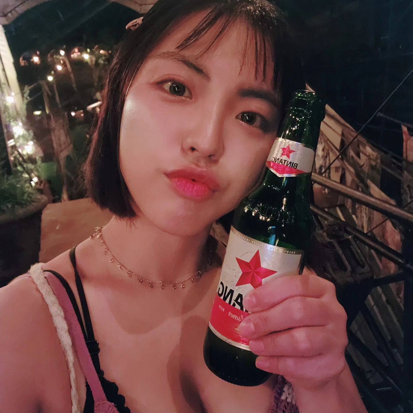 오랫만에 피드 박제하고 싶은 셀카

말 많은나는 오랜시간 글을 생각하는 편인데
쓸데없는 일이었구나를 깨달은 어느 순간
가까운 미래를 기대하고 있었구나 라는것도 깨달아버림

언제나 말도 안되는 그것들을 이으면 그것이 타이밍
나의 자리를 알고있고
그러면 안되는것을 알지만
흔들리는 마음은 어찌할 재간이 있겠는가