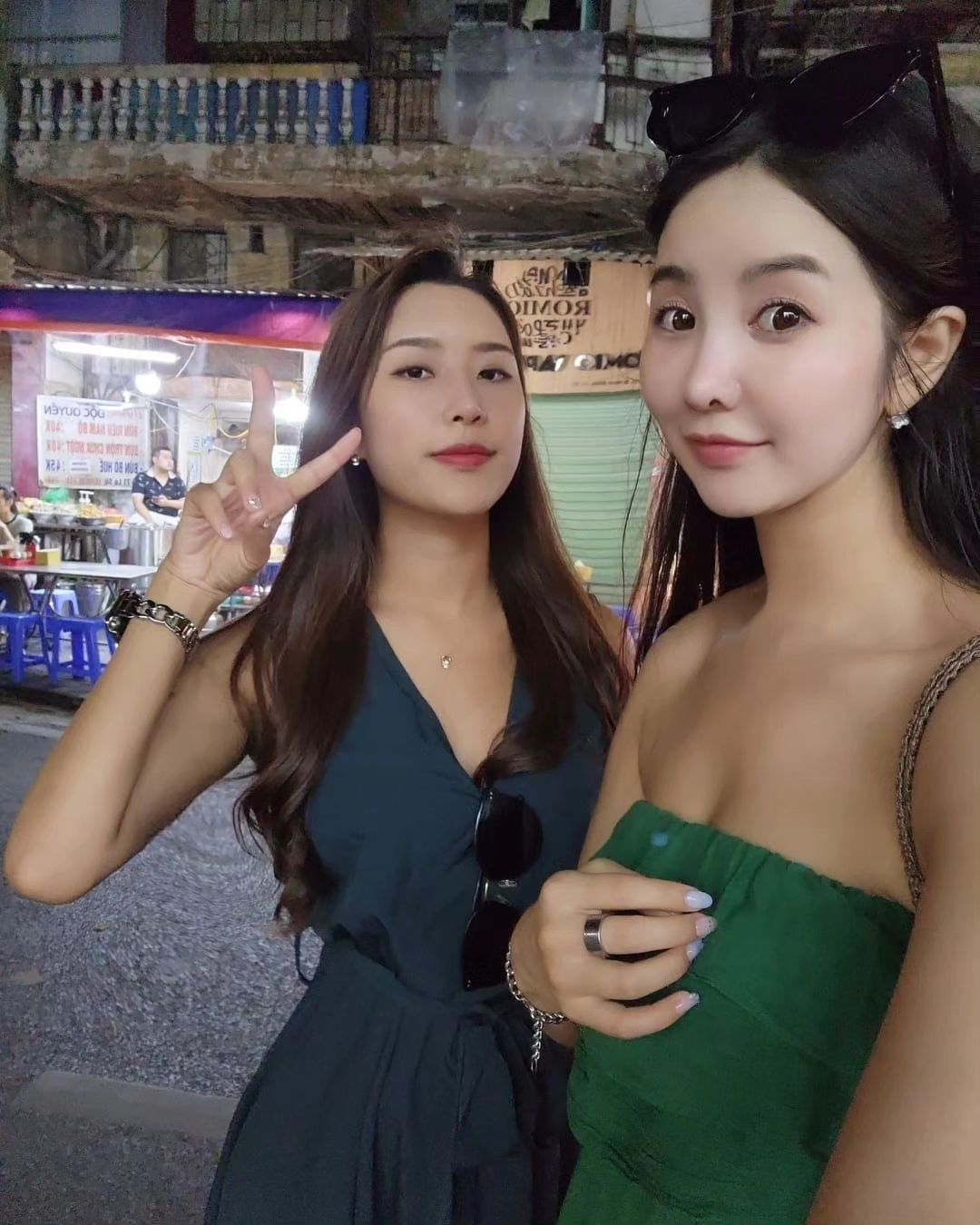 Hanoi ✈️

하노이맥주거리 

이탈리아피플들과 함께한
하노이의 밤 🌙

에블바뤼부츄핸썹 🫡
