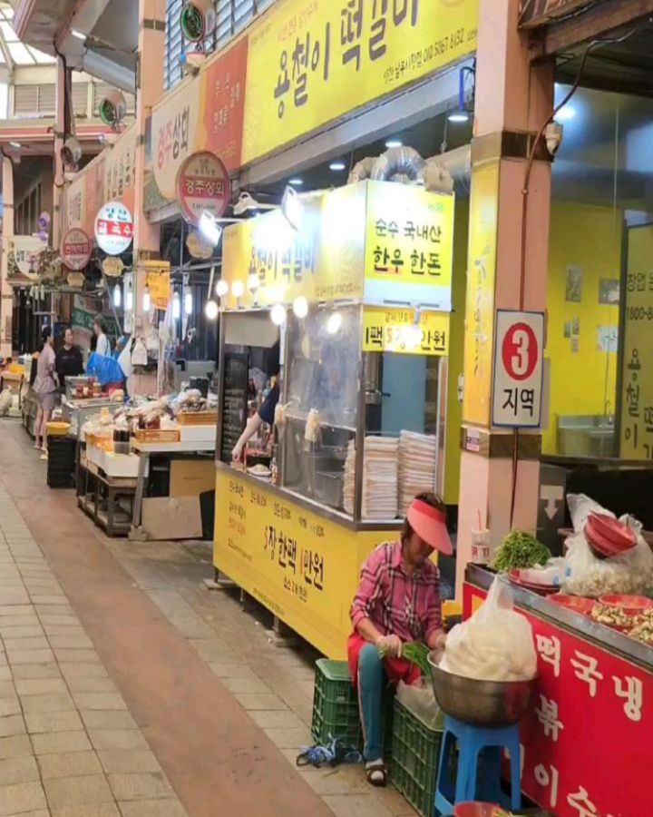 용철이떡갈비 양산남부시장점🥢

🏠주소:경남 양산시 장터2길 7
☎️전화번호:0507-1339-8132
⏰️영업시간:매일 10:00 - 18:30

어제는 랑랑이와 양산남부시장 구경하기~

그중에서도 20대 젊은 청년이 열정을 가지고 장사하는 양산맛집 수제 떡갈비집 용철이떡갈비 양산남부시장점에서 하하남매가 좋아하는 떡갈비 포장!!

용철이떡갈비 양산남부시장점은 한우20%한돈70%야채10% 수제 떡갈비를 손수 빚어 최상급 컨벡션 오븐에서 조리해 연탄불에 훈연을 입혀 최상의 맛을 선사하는 곳이다!!

잡내가 전혀 없고 최고의 재료로 최고의 떡갈비를 만들어
아이들,성인,어르신들,남녀노소 모두다 좋아하는 밥도둑 떡갈비!!

갈비맛은 담백한 맛으라 매운걸 못먹는 랑랑이가~

땡초맛은 밥반찬,어른들 술안주로 제격인데 매콤한걸 좋아하는 지니가 먹기 딱 좋당~

아드님 방학이라 용철이떡갈비만 있으면 점심은 알아서 해결~^^

#협찬 #리뷰노트 #양산맛집 #양산남부시장 #용철이떡갈비양산남부시장점