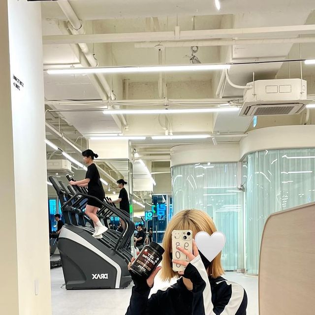 @l0.z6__ on Instagram: "이거슨 #광고 입니다:-) . 오늘도 #제트크레아틴프로 와 함께 득근💪🏻 헬창이 되고 싶은 헬린이에게 중량을 더 칠 수 있도록 도와주니 이제는 안먹으면 운동할 맛이 안날