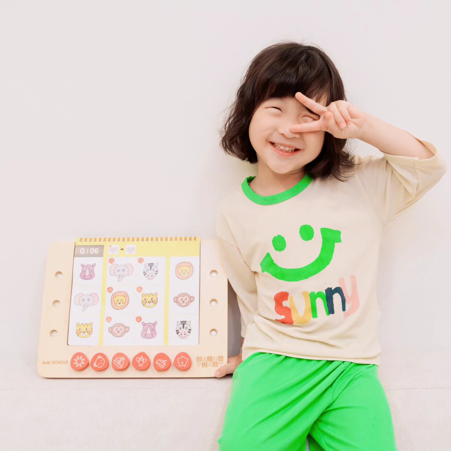 #협찬

샬롬! 행복한 이엘이네입니다.
요즘 매일 하고 있는 키즈스콜레 브레인픽
퀴즈 게임 처럼 하나하나 풀고 있어요.
하루하루 지날수록 속도가 붙는 것도 보이고
인지능력이 향상되는게 느껴져요.

직접 손으로 빨갛고 귀여운 자석단추를
보고 만지고 움직이니까 소근육발달에도 좋고
50권의 픽노트와 픽보드로 재미있는
뇌기반 학습을 하고 있답니다.

놀이를 통한 두뇌 발달이라는게
어느정도 보이니까 같이 하면서도 재미있어요.
난이도가 올라갈 수록 생각할 수 있게
만들어주는 느낌이라 

픽노트에는 단순한 사물 부터
다양한 이야기들이 있어서
상상력과 어휘, 논리, 추리, 지각 등을
점점 확장해야갈 수 있어서 활용도가 높네요.

그림에 대해 이야기하고
브레인스토밍을 통해 대화하고
놀이 학습까지 한번에 한다는 점에서
원소스 멀티유즈, 다양하게 활용한다는 점을 칭찬하고 싶어요.

다음에는 어떤식으로 확장하면서
활용하고 놀이하는지 보여드릴게요!

#키콜러 #서포터즈 #육아맘 #육아스타그램
#4살육아 #키즈스콜레 #유아교구 
#유아소근육발달 #브레인픽 #브레인픽스텝1